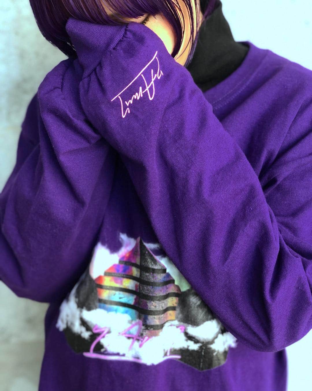 病夢やみいさんのインスタグラム写真 - (病夢やみいInstagram)「リクエストを多くいただいていたロンTとジップアップパーカーを作りました。 1/25(金)〜2/3(日)まで受注販売しています。 もしよければBASEのyAmmySHOPをチェックして下さい😈 #pyramid#mainecoon#mainecoonmix #purplehair#purplehaircolor #clothes#chloma#pameopose」1月26日 20時48分 - yammy__________