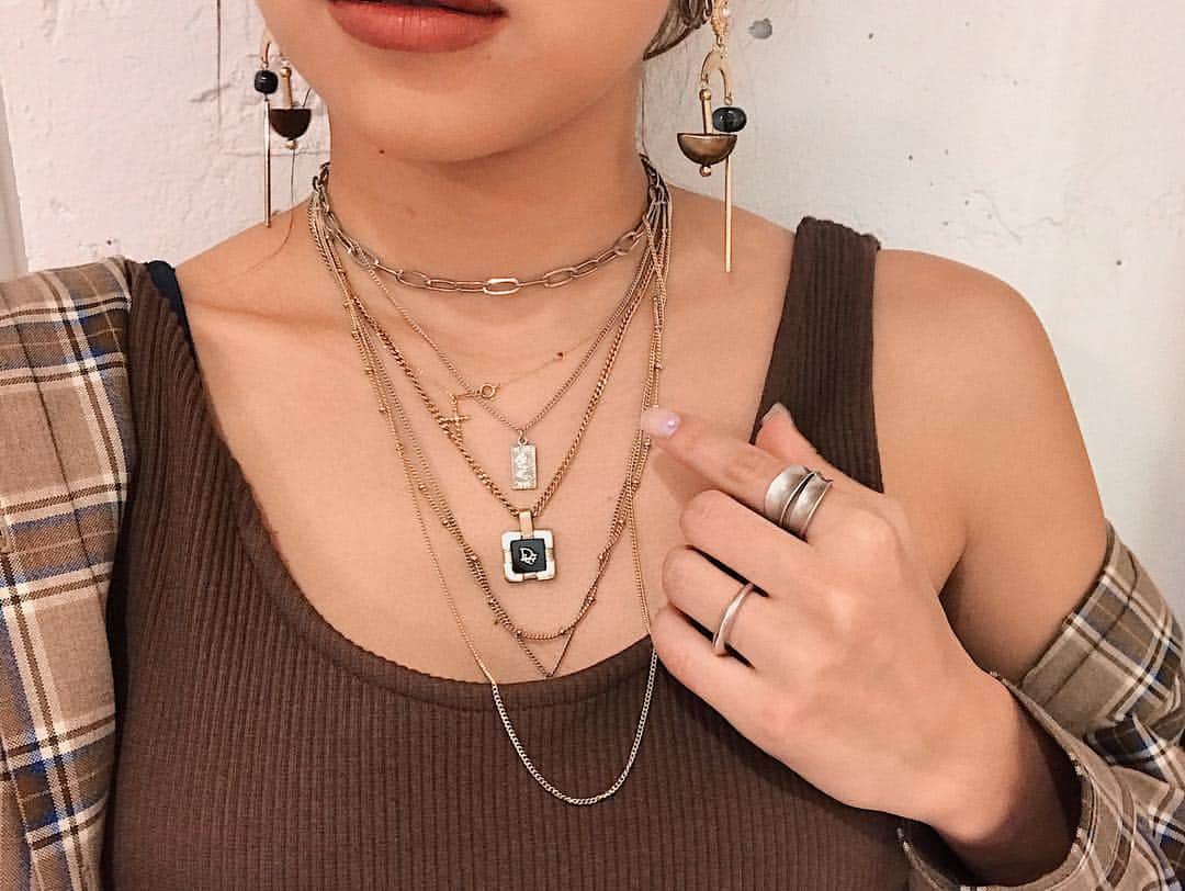 のインスタグラム：「いつもつけてる２つのネックレスに @evris_official の5連ネックレスを重ねた💖春のアクセもどれも可愛い  #evris #new #accessory」