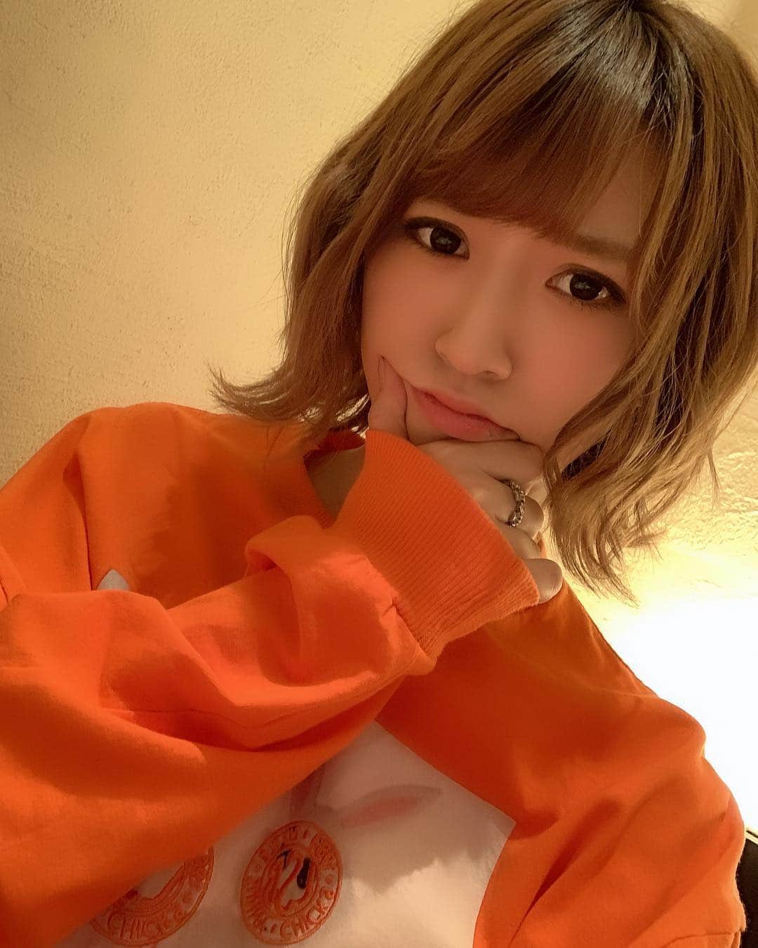 戸島花さんのインスタグラム写真 - (戸島花Instagram)「これ着てるとみんなすぐ見つけてくれる🐷笑 #littlesunnybite #ロンt #orange」1月26日 21時12分 - tojima_hana
