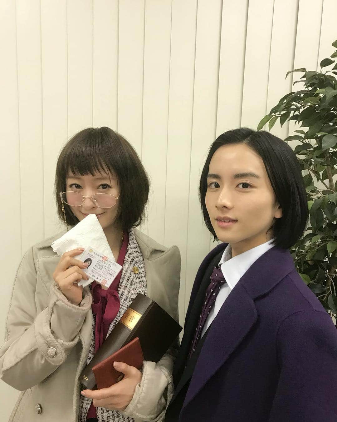 松本まりかさんのインスタグラム写真 - (松本まりかInstagram)「実年齢の倍、32歳の翼役の板垣李光人君と、弁護士に変装しました。今、神酒クリニックが、撮影が、クリニックのメンバーが、ゲストさんが、現場が、過酷を極めてるのに、たのしくてたのしくてたのしくてたのしくてたまらない。ずっと寝てないけどこんなに笑いころげながら撮影するのは初めてだ。 #三浦貴大 #山下美月 #柳俊太郎 #三又又三 さん そして今日のゆかりさんはヘンテコ弁護士に変身です。六法全書の代わりに聖書持ってみました🤓現場で生まれるヘンテコキャラやアドリブ、おかしいのばっかです🥳 #神酒クリニックで乾杯を第3話今夜9時 #あとなかなか更新出来てなくてごめんなさい #あとなかなか言えてないけどいつも応援ありがとうございます #チカラになっています がんばります」1月26日 21時24分 - marika_matsumoto