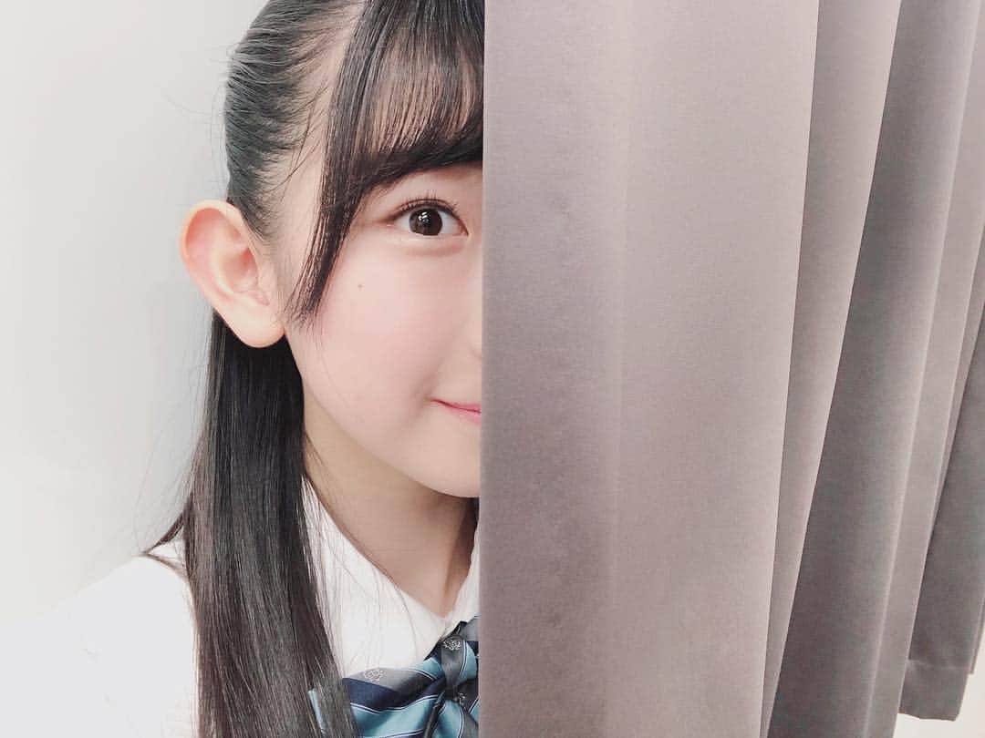 のインスタグラム：「・ ・ ちらっ☺️ ・ ・ #制服#カーテン#生写真#オフショット」