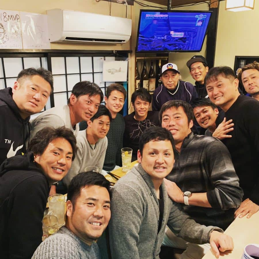 小川泰弘のインスタグラム：「team上原・team稼頭央 自主トレ打ち上げ⚾️ 毎年恒例になっています。楽しく飲んで食べて話して最高です☺️今年も皆さんのご健康とご活躍をお祈りしています😊  #自主トレおつかれさまでした#もうすぐキャンプイン#新橋#焼酎と肉 興#めちゃうまい#いつもありがとうございます😊」