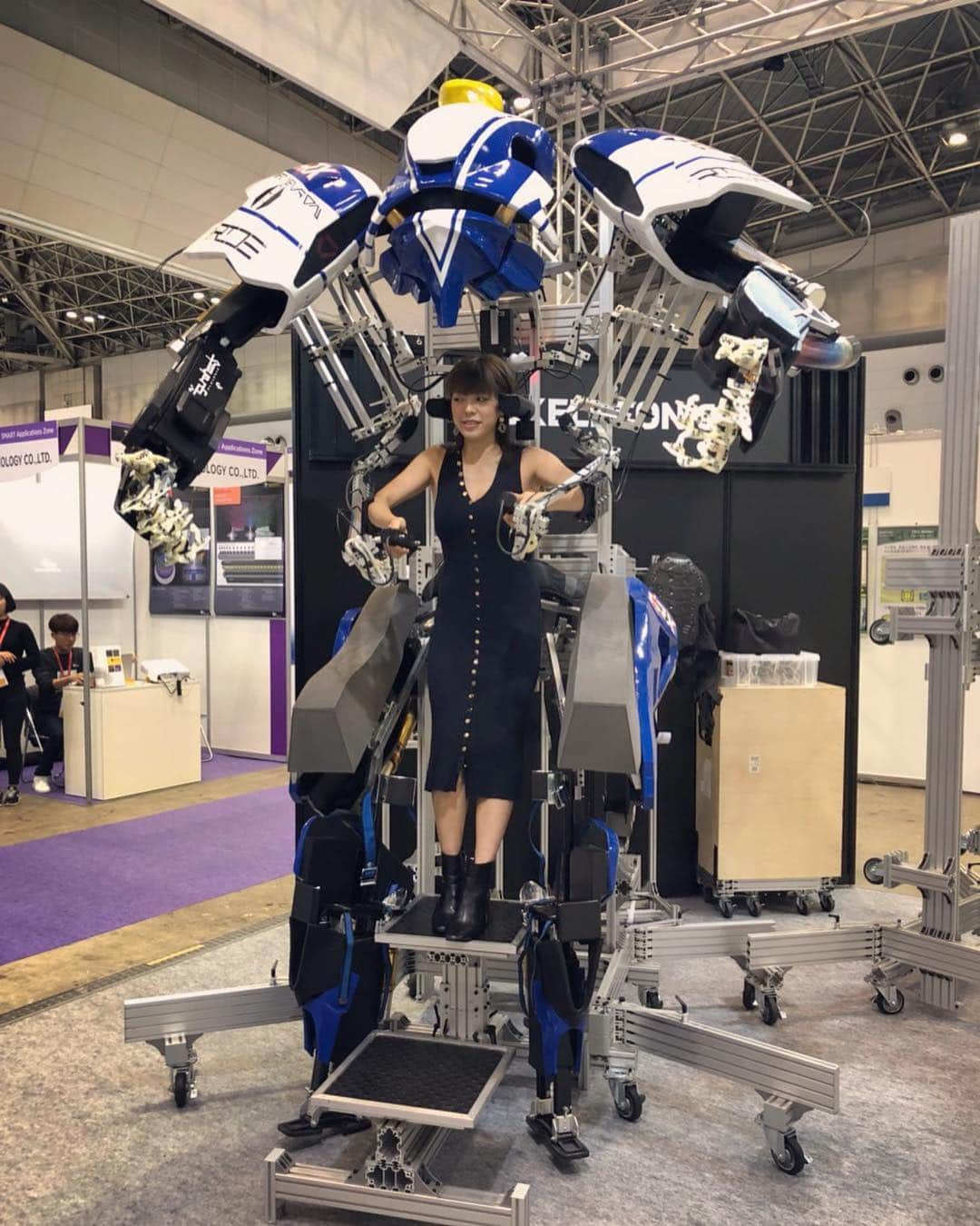 わちみなみのインスタグラム：「劇団さまぁ〜ず 見てくださいましたか？！ ロボット🤖が劇団員になったら、、をやってみましたよ💪笑  やっぱり、すしざんまいかなあ？  すしざんまいしたら、 スタッフの人にちょっと白い目で見られてしまいました。。 ヴィジュアル系❓のロボットだったのかな、、 すみません‼️笑  うーん、あとは ごついのに指先は器用に動くので ピアノも弾けるかもね、、！！ ぜひみてください！😂😂 そういえばこのときつけてたイヤリングなくした🤖がーん  #劇団さまぁ〜ず #GYAO #わちみなみ #ロボット #大きい  #怖かった #受験生の身体に鞭を打つ」