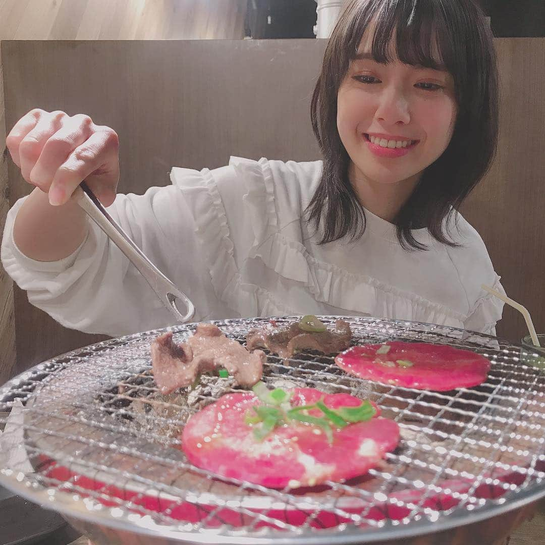 小田えりなさんのインスタグラム写真 - (小田えりなInstagram)「普段肉焼くタイプではないです🍖もし大人数でご飯を食べに行ったとしても、サラダを取り分けたり飲み物のアンケートをとったりしません。 #しろよ みなさんはどうですか？？？」1月26日 22時14分 - odenchannn