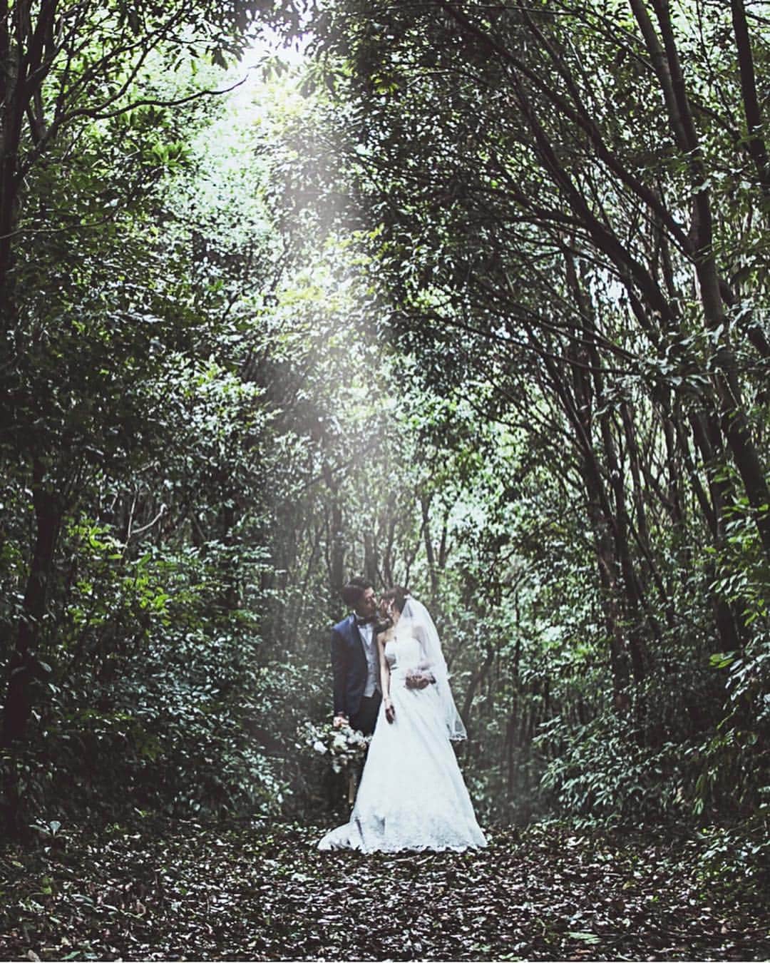 石元歩唯さんのインスタグラム写真 - (石元歩唯Instagram)「🌲#kento_ai_wedding . 森の中で撮った写真🤴🏻👸🏻🌿#kento_ai 撮影当日は曇り空だったのに 出来上がった写真を見てみると 木漏れ日が差していて神秘的だった…✨ . #weddingphotography #wedding #ai_pic」1月26日 22時19分 - 518aichi