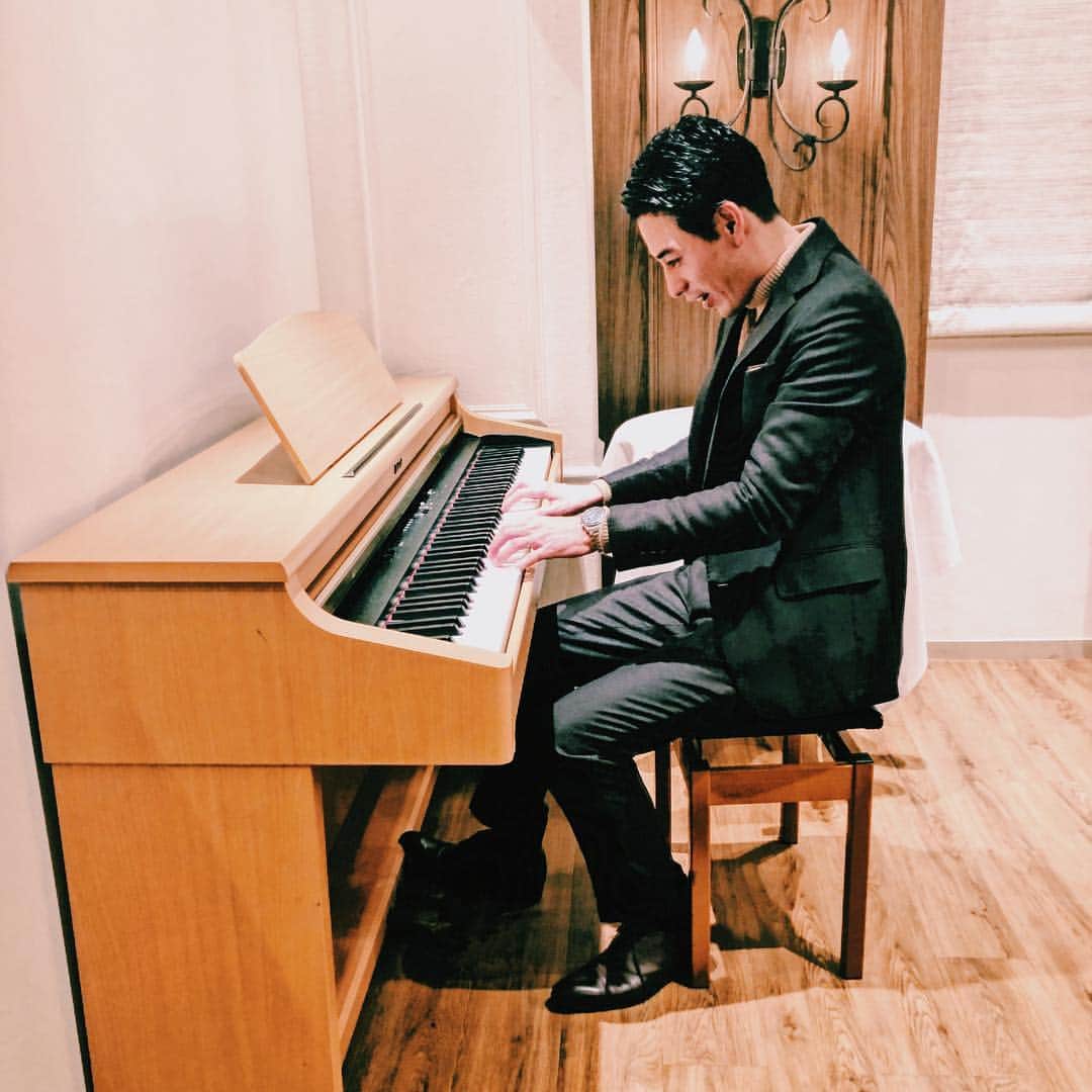 木村拓也さんのインスタグラム写真 - (木村拓也Instagram)「ピアノ #🎹 #残念ながら #全く #弾けないので #雰囲気だけです #見るからに #ぎこちないですね #楽器を演奏できる人って #本当かっこいいです #羨ましい」1月26日 22時28分 - takuya.kimura0801