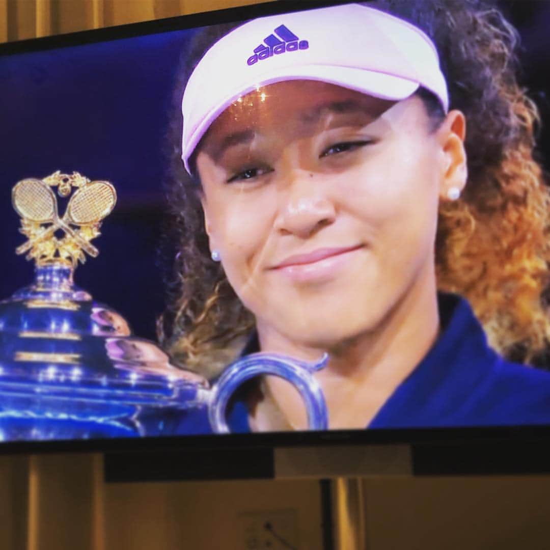 のインスタグラム：「全豪オープン 優勝おめでとうございます㊗️🎉🇯🇵‼️ 大坂なおみ選手の激闘プレイに興奮冷めやらぬ思い…。涙がでました。。 精神面集中力、技術の高さに脱帽です😭 また感じたのは相手選手に対しての尊敬や謙虚さの意、その気持ちが自然に出る大坂なおみ選手は本当に本当に心から素晴らしい😭🙏🏻！！ #感動で涙  #物凄い  #チカラ #人間力 #心からおめでとうございました👏💓」