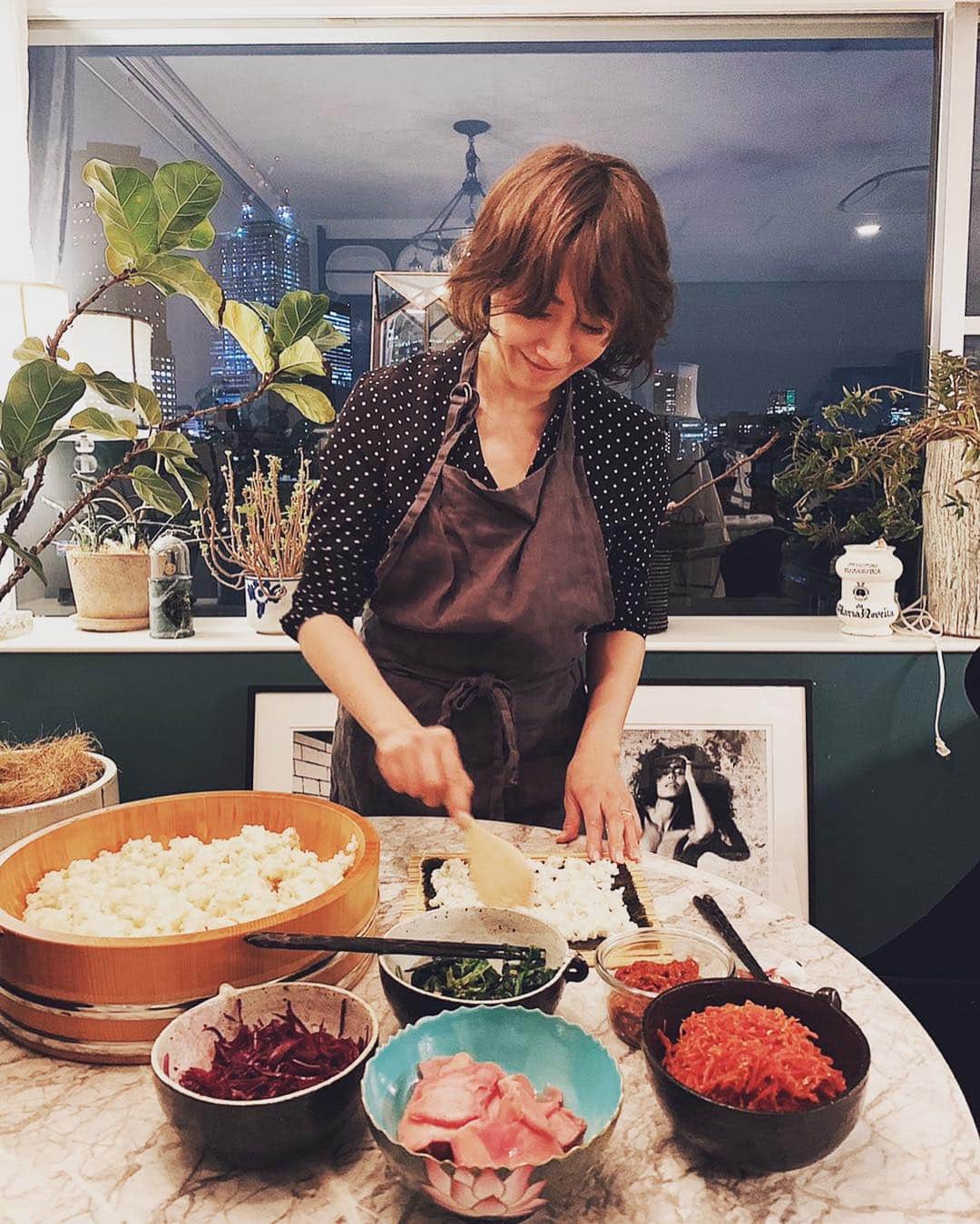 風間ゆみえのインスタグラム：「持ち寄りのパーティに、キンパ作りました。 以前いただいたキンパが美味しくて…、 具材は、チャンジャ、ほうれん草、色鮮やかな金時人参、ビーツ。それぞれの野菜はごま油と塩を加えてナムルを作っておく。金時人参には胡麻をまぶして、金時人参がなければ普通の人参でもok! (野菜から水気が出てくる場合は少し水気を切って) お好みで卵や、牛肉の甘辛煮を入れてもいい。 (たっぷりいれた今回のチャンジャは新大久保で買い出し)  5分づきに精米した玄米に栄養価の高いもちきびを混ぜて、土鍋で炊き上げ、おひつで冷ましておく。お好みでお酢を少々混ぜても美味しい(私は出し入りで便利な“お手間取らせ酢”を使ってます)  韓国のりにご飯を薄く伸ばして、左右はしっかりと伸ばして、前後は少し余白を残しておくときれい。  野菜を彩りきれいに順番に並べて、ビーツはクセが強いので少なめに。おこのみで生姜を細い千切りにしていれても美味しいです。  並べた具材を手前になるように向きを変えて優しく巻いていていく。  濡れたふきんを用意しておいて、包丁はカットごとに拭き取る。包丁の切れがよくなかったりスムーズに切れない場合は、お茶碗の裏などて軽く研いで、さらに、包丁にごま油を塗るときれいに切れます。  仕上げに胡麻をちらして出来上がりです😋」