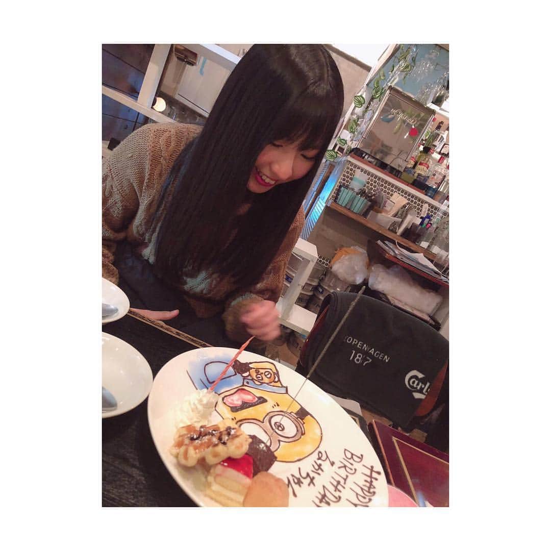 のインスタグラム：「お誕生日お祝いしてもらっちゃった🎂💓 ・ ・ みやり、ひかるちゃん、れいちぇる本当にありがとうーーー!! ・ ・ れいちぇるは途中で帰っちゃったから写真撮れなかったんだけど、みんなといると、めちゃめちゃ落ち着くんよね☺️居心地が良すぎます☺️ほんと大好きだな〜💓 ・ ・ ボブめっちゃ可愛くない??嬉しすぎて大興奮だった🙈💓わーーーーーーーーーーーーーい!!!!!」