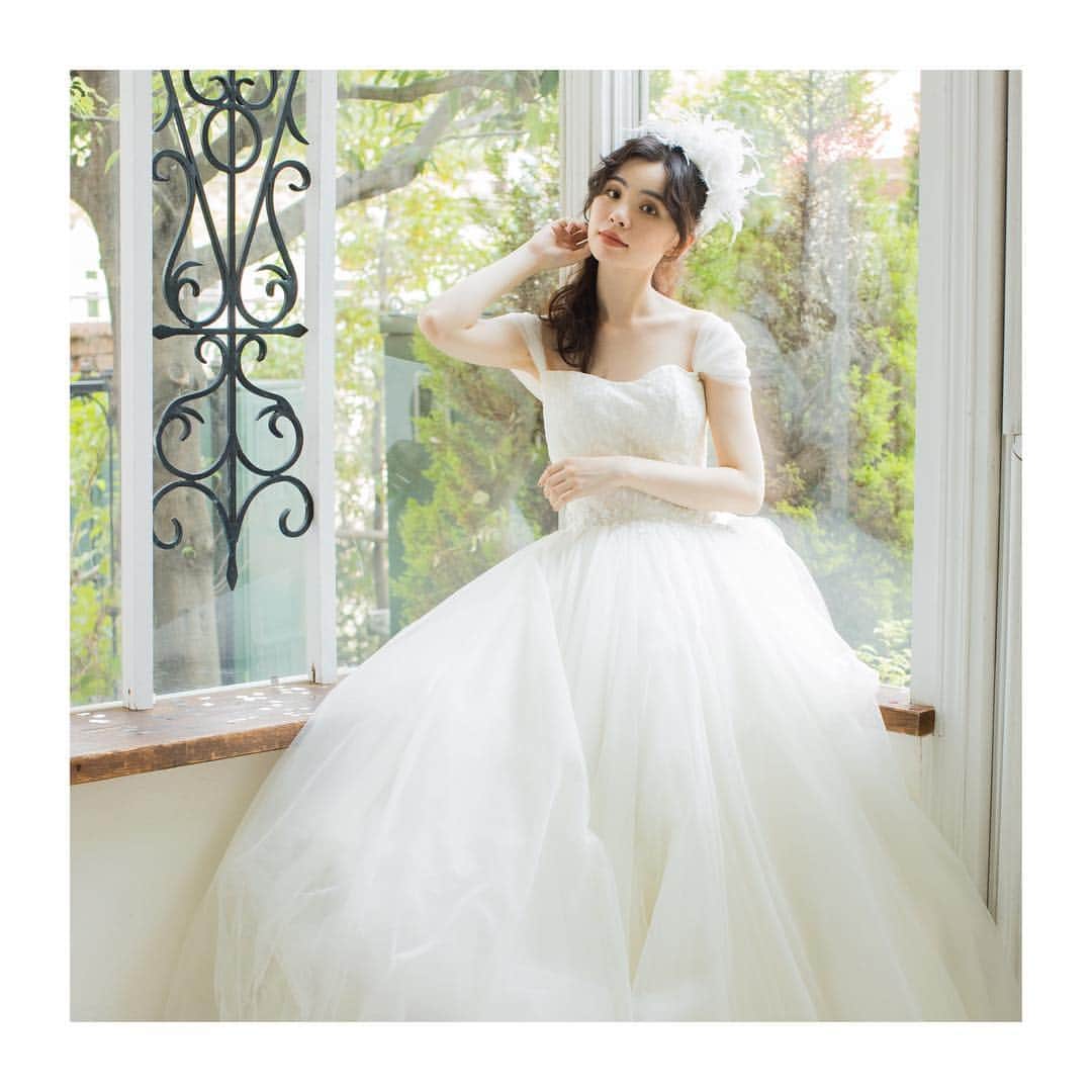のインスタグラム：「このドレスはIRIS NOBILEのINクララ👗 ・ 肩にそっとのるオフショルダーが華奢なスタイルを演出してくれるドレスです💕 ・ ・ #styling #mikanagaoka #hair_makeup #NAYA #ドレス迷子 #ドレス選び #ドレス #ウェディング #ウェディングファッション #フォトウェディング #オリジナルウェディング #2018冬婚 #2018秋婚 #2019冬婚 #全国のプレ花嫁さんと繋がりたい #全国の花嫁さんと繋がりたい #前撮り #ウェディングフォト #ラビアンローゼ #ラビコーデ #ラビ婚 #lavieenrose #weddingstyle #weddinggown #wedding #weddingphotography」