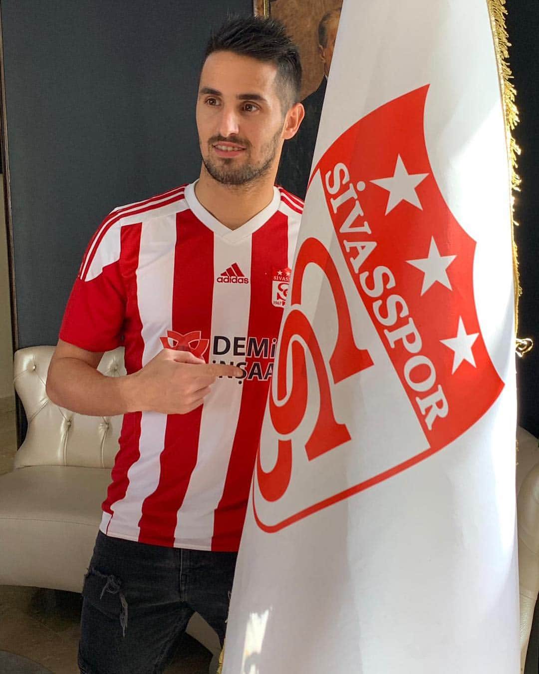 ウーゴ・ヴィエイラのインスタグラム：「I’m very happy to announce that I will continue my career in  @sivassporsk ⚽️🙏」