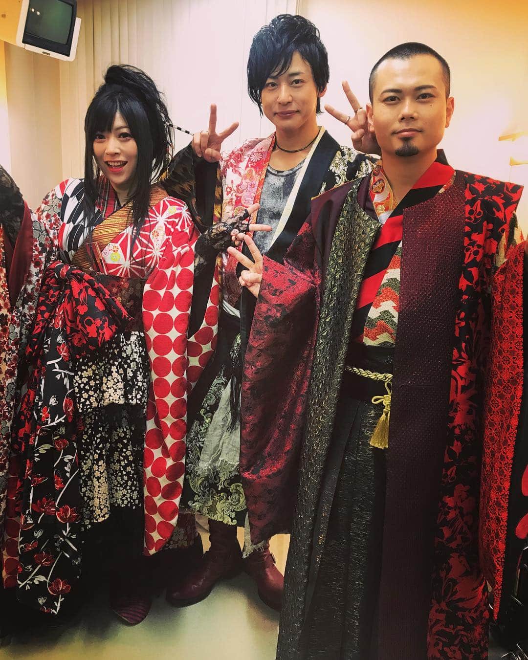 鈴華ゆう子のインスタグラム：「みんな赤いと、雰囲気の違う3人。 全然華風月じゃないねーwて言いながら撮った一枚。 #あっぱれが正義。 #和楽器バンド #wagakkiband」