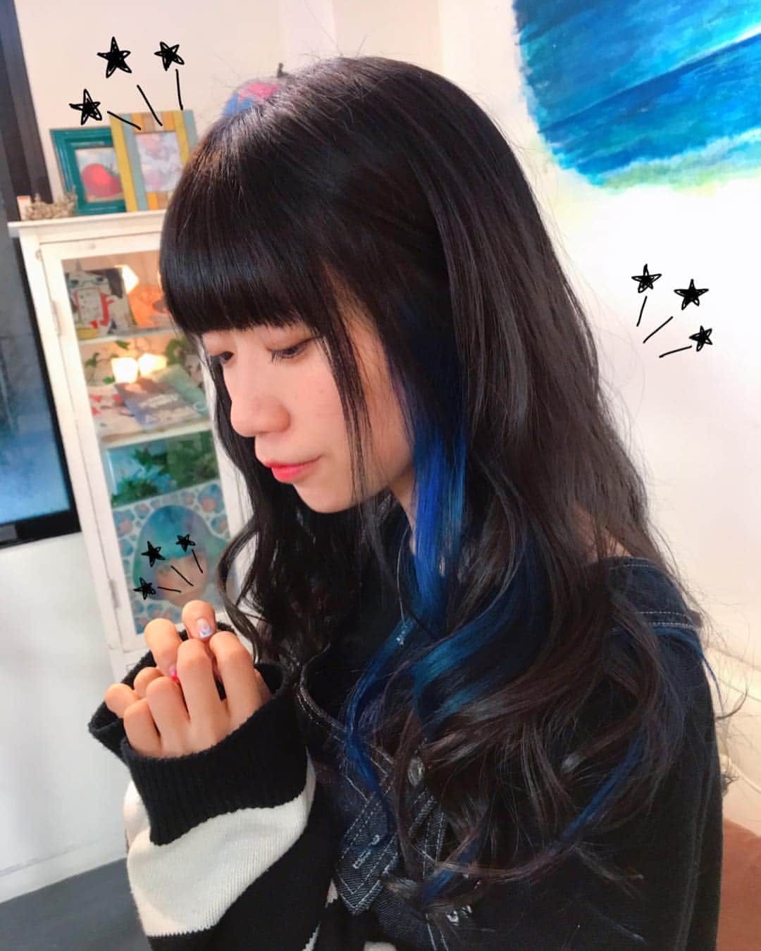 ぱいぱいでか美のインスタグラム：「昨日はSpicaでヘアメンテ！ いつもピンクのインナーカラー、3週間ほど限定でブルーにしました♡ ꙳ #spica #hairsalon #原宿 #haircolor #innercolor ꙳ もうすぐ愛する小関舞さんのお誕生日なので その日くらいまでインナーカラーを ブルーにしてみました☻おぜちゃーーーーん！ 新鮮！気に入ってます！ 2月中旬にはMV撮影あるからまたピンクに戻すけどね！ ブルーにしたのに合わせて 全体の色味もいつものバイオレットを足したグレージュより青みを強めに出してもらいました✌︎ いつも理想通りのカラーにしてくれる中田さんありがとうございます(T . T)♡ Spica、カラーもトリートメントも(最近前髪くらいしか切ってないけどカットも) めちゃいいので是非〜。 あ、ブルーほんとに2月半ばまでなので でか美ヲタクたち早めに会いに来てください。笑 レアだから。笑」