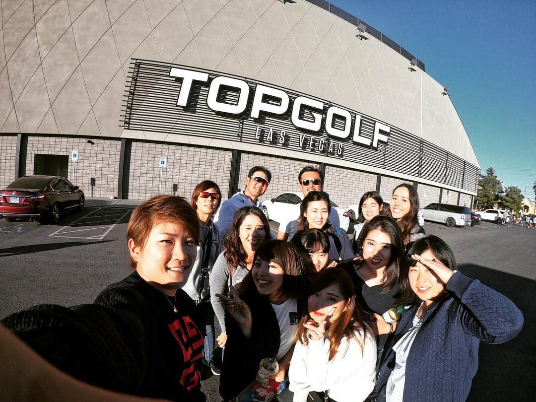成田美寿々さんのインスタグラム写真 - (成田美寿々Instagram)「昨日は合宿の間に小旅行。 初日はベガス！！ 眠らない街は本当にきらびやかでした😘✨ 着いてからまずは、ゴルファーなので 世界で一番有名？な @topgolf へ！ いやー。ゴルフ楽しい。日本にもできてほしいねこれ🤣✨ お酒飲みながらゴルフは初体験でしたw シルクドソレイユのショーは東京でみたことがあるので2回目でしたが、ほんっとーに素晴らしい✨ 男性の力強いダンスや女性の妖艶なダンス。 いやーーー。エロかった。笑笑 そしてベガスといったらカジノ！ …ですが私は先日のUNOでカジノや賭け事のセンスがないとが判明しているのでやろうとも思いませんでしたw 後輩は美寿々さんえげつない賭け方しそう…と言われましたが意外とチキンなんです🤪🤪 そして終始幡野さんに笑わせていただいてお陰様で腹筋鍛えられそうです。ありがとう🤣 、 、 そして夜は部屋に帰って一人で花組オーシャンズ11をかけてご満悦でした💓💓 早く宙組オーシャンズみたいな🤤💓 #goproのある生活 #gopro7 #ラスベガス #lasvegas  #チーム井上 #topgolf #井上透 #成田美寿々 #穴井詩 #川岸史果 #武尾咲希 #小竹莉乃 #工藤遥加 #幡野夏生 #乗富結 #ミナミレボノヴィッチ #中島世衣良 #吉本七海 #河野杏奈 #安福一貴」1月27日 0時59分 - misuzunarita
