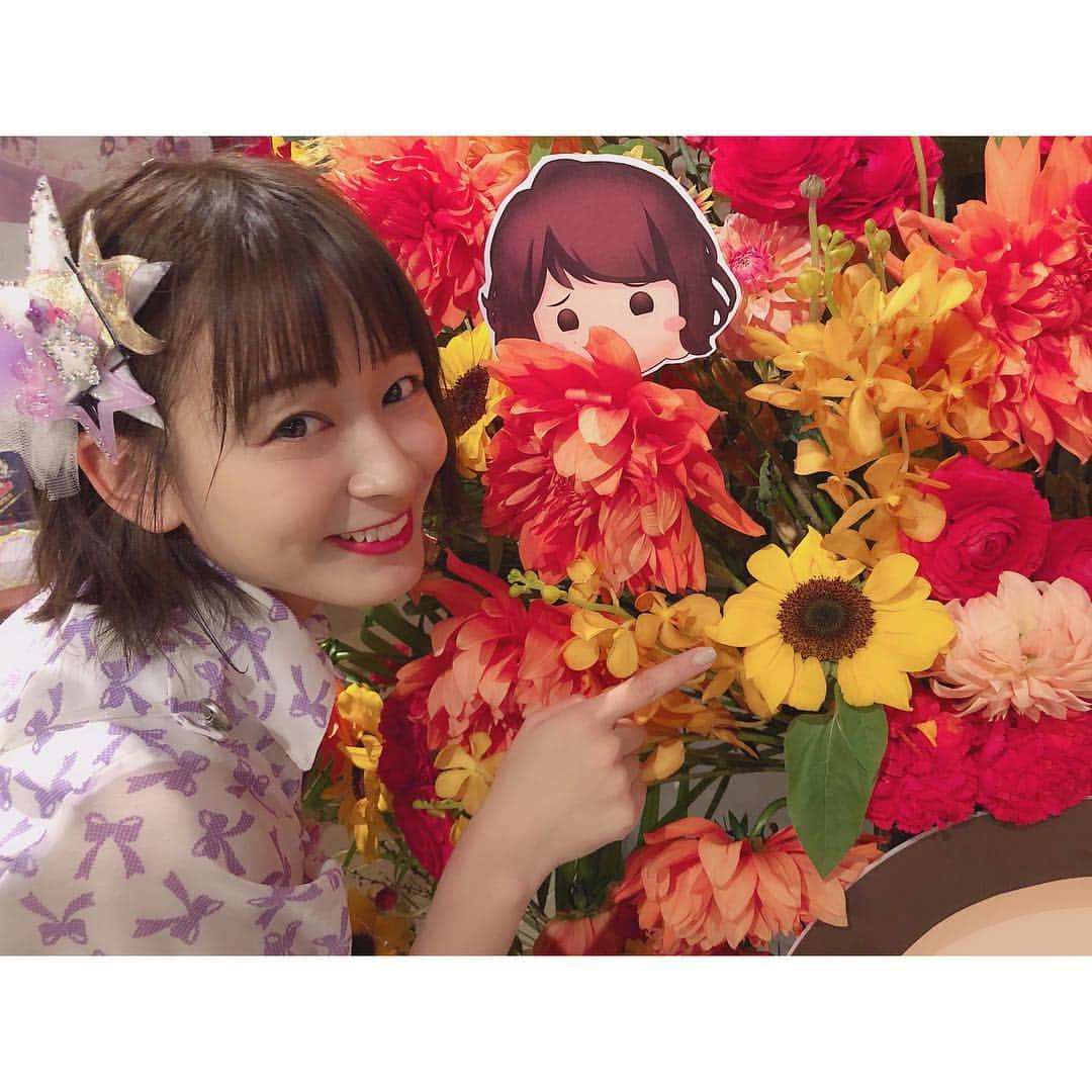 太田奈緒さんのインスタグラム写真 - (太田奈緒Instagram)「昨日は生誕祭でした！！ ・ たくさんのコールだったり団扇だったり 本当に嬉しかったです🥰 ありがとうございます！！ ・ 写メは、ファンの方が用意してくださった スタンドフラワーです☺️🌼 大好きな向日葵がたくさんあって ほかのお花もたくさんで 可愛いかった💕 ・ 本当にありがとうございました！」1月27日 7時31分 - tanao_official