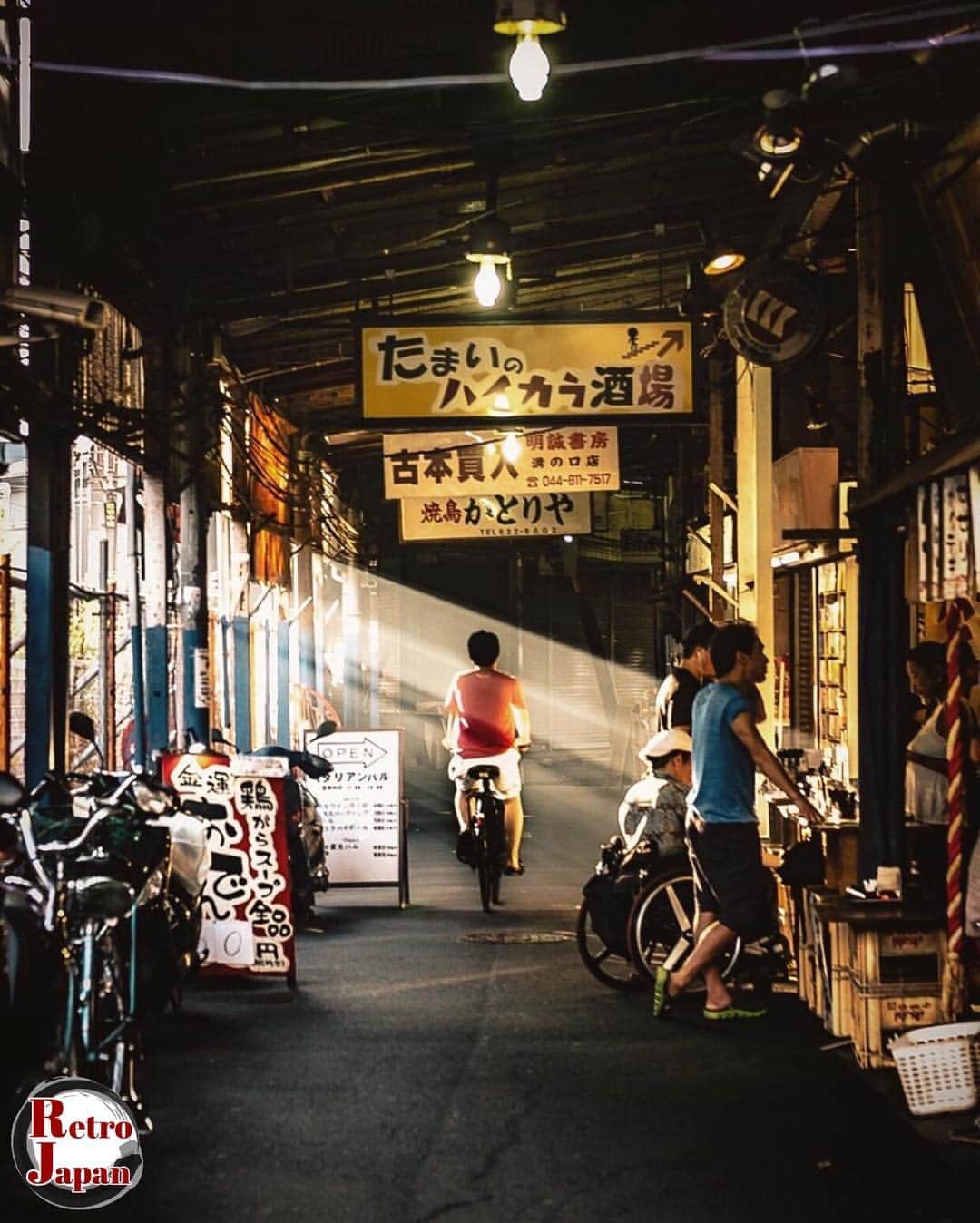 レトロジャパン(retro_japan_) のインスタグラム：「. ✿ Featured artist of the day! ✿ ✨ @dfg_mgk ✨ . Congratulations!! 素敵なお写真へのタグ付けありがとうございます！ ________________________________________ . ✾ 懐かしくて新しいがここにある ✾ . @retro_japan_ では日本文化や四季を感じるお写真、ノスタルジックなお写真をお待ちしています。  忙しい毎日に、少しでもホッと出来る時間を皆さんと共有出来たら嬉しく思います。 . Follow : @retro_japan_ Valid tag : #retro_japan_ ↑最後の_ お忘れなく . Feature Selected by: @madrigal___emi . Special thanks✾_______________________  #far_eastphotography #icu_japan #loves_nippon ________________________________________ . #rtr_jpn_dfg_mgk .」