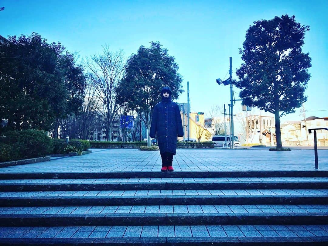 水川あさみのインスタグラム：「ロケ ビル風が突き刺さるように寒い🥶 結子さんとおもいっきりシンクロニシティ👉👈 ...ほんとは#やたらとシンクロニシティ #ドラマQUEEN」