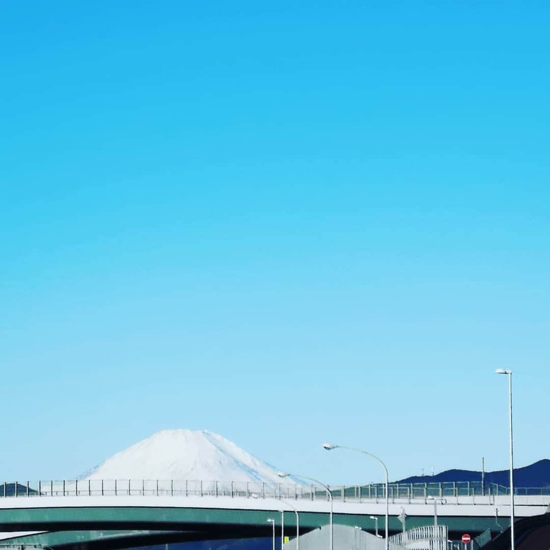 蛯原英里さんのインスタグラム写真 - (蛯原英里Instagram)「おはようございます！ 今日は家族で早起きをしてこれからあるところへ行ってきます！  #良い天気 #晴れ #富士山 #行ってきます #楽しみ💕」1月27日 9時30分 - eriebihara