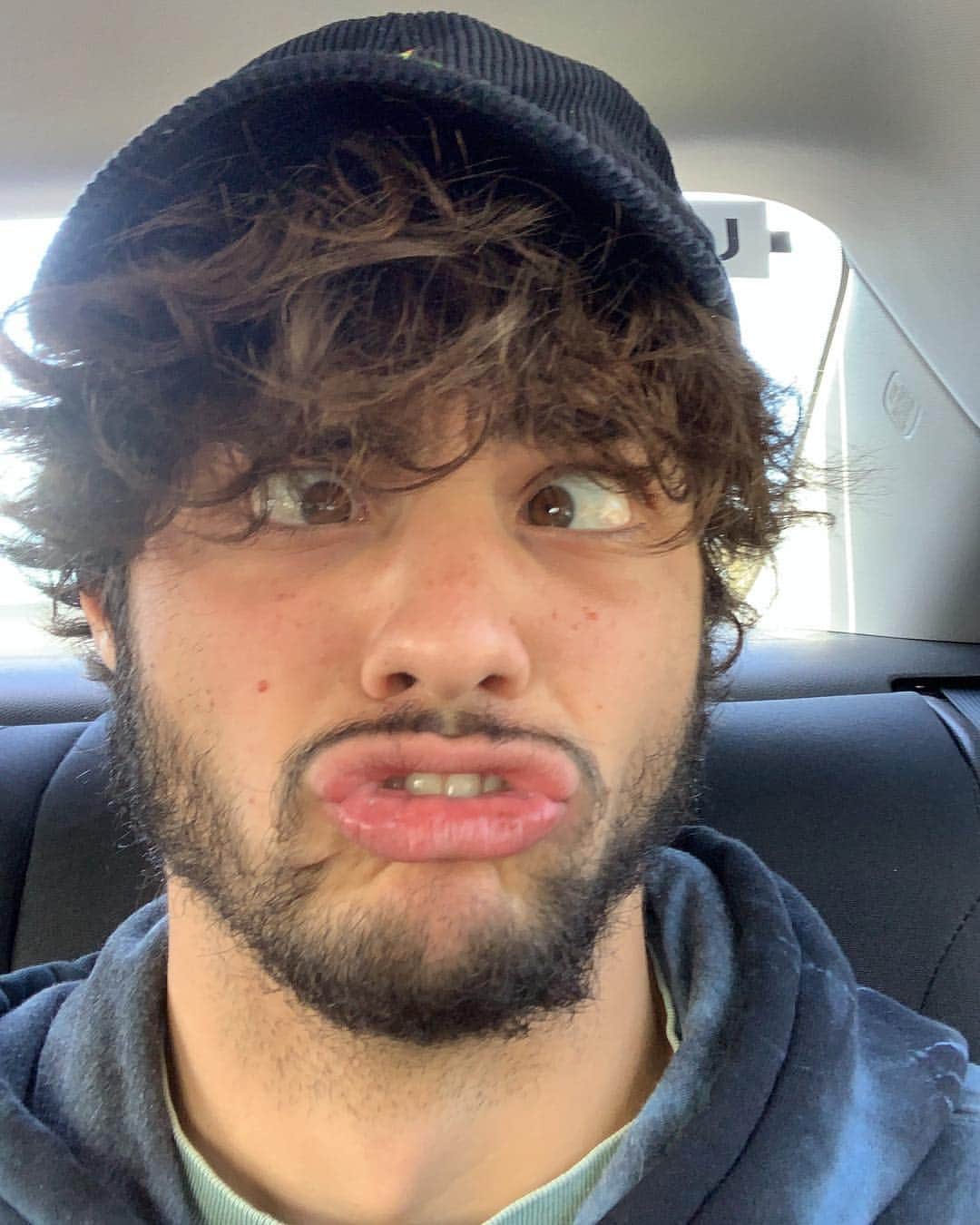 ノア・センティネオのインスタグラム：「You stupid」