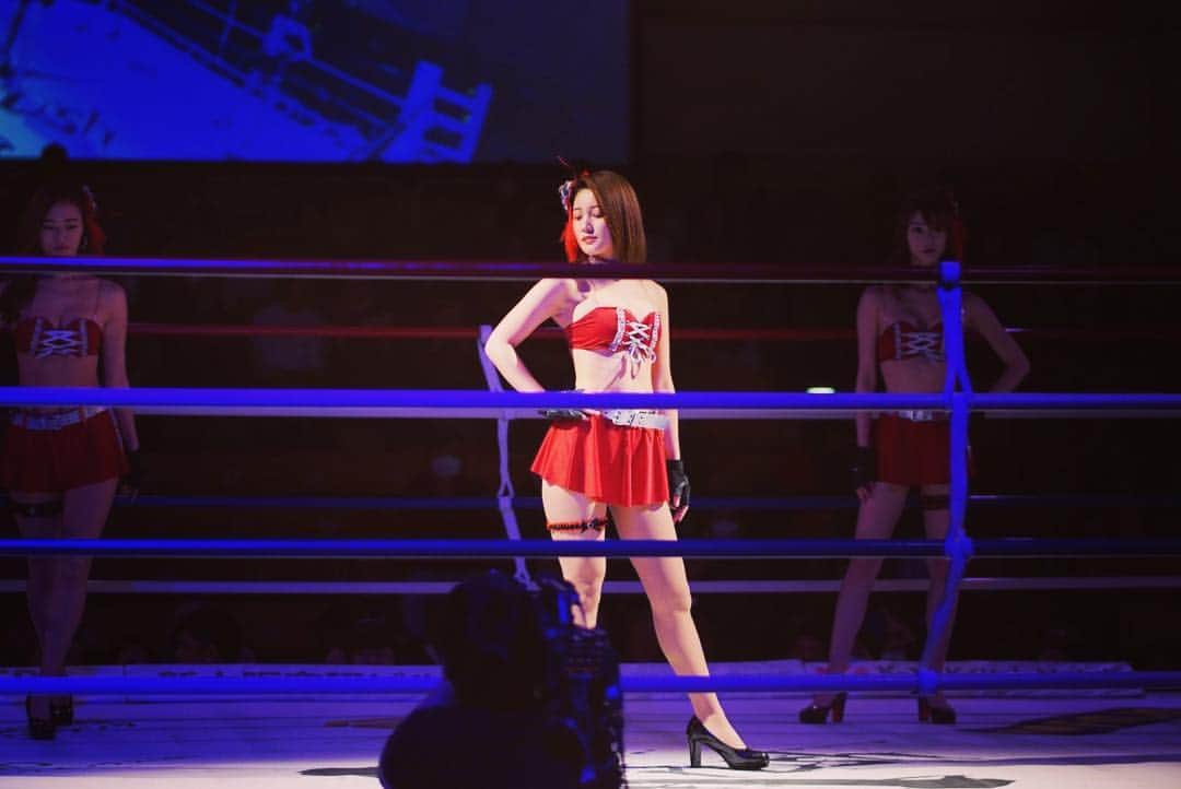 のインスタグラム：「🖤 昨日のKrush.97  ご来場ご視聴、  ありがとうございました😆💓 . . .  今回もほんっっとに Krushアツかった💓  選手の本気の目って、 見ているこちらも  飲み込まれていきます。  自信を持ってKrushが一番大好き。 最高の壊し合いです！  今期も心の底から Krushガールズ継続したいなあ(;_;) みんなの応援が必要かも😭🙏🏻🙏🏻 . . . #k1 #krush #khaos #総合格闘技 #格闘技 #キックボクシング #ボクシング #boxing #boxingday #ラウンドガール #red #japanesegirl」