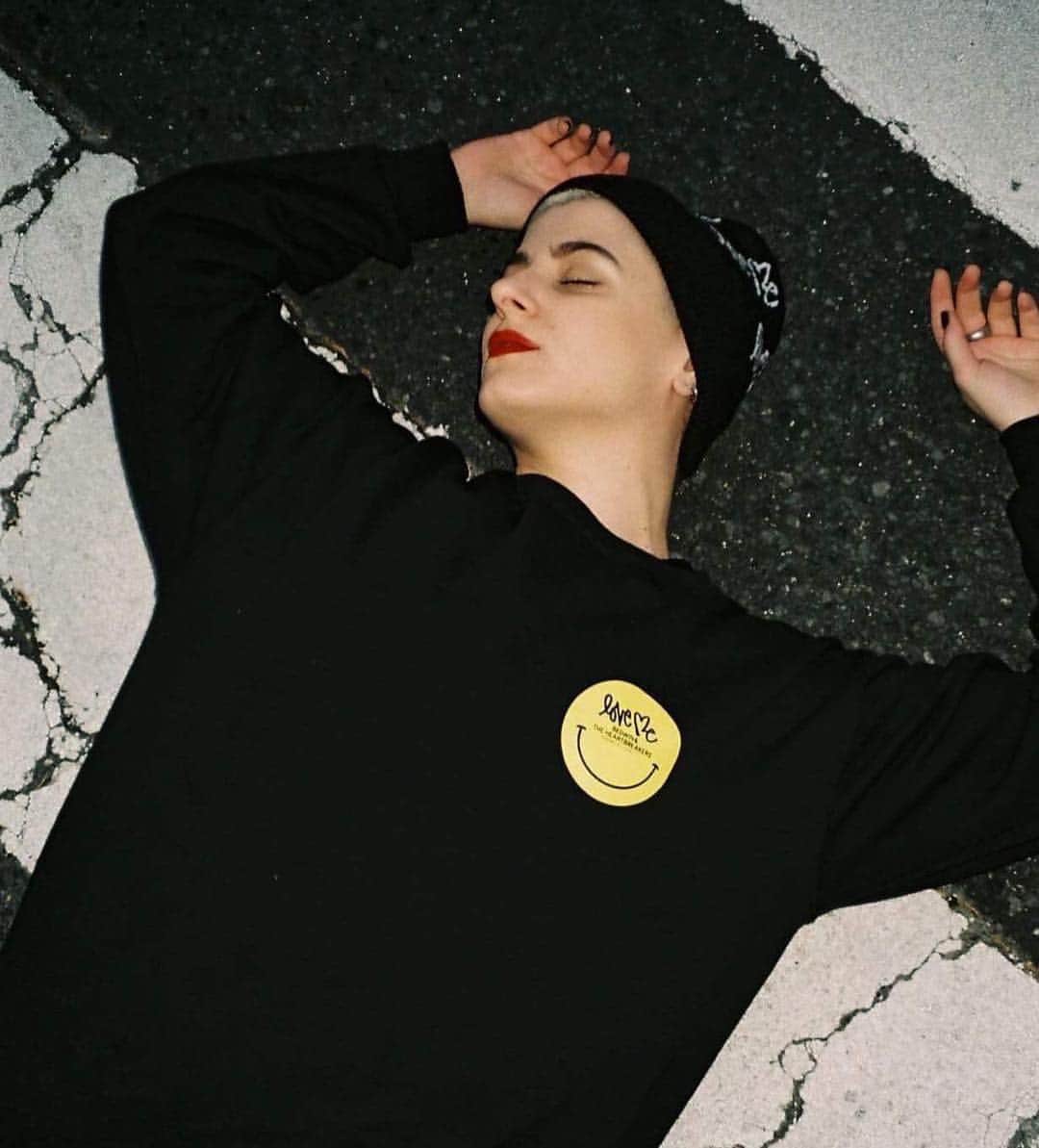 ベドウィンのインスタグラム：「CURTIS & THE HEARTBREAKERS  Model: @louiselila  Available at the Heartbreakers and Online Store🔥🔥🔥 photo by: @__hidetatsu__  #collaboration #nyc #loveme #curtisandtheheartbreakers #bedwinandtheheartbreakers #longsleeve #streetstyle #femalemodel #japanesebrand #bedwin #bedwinsnap」