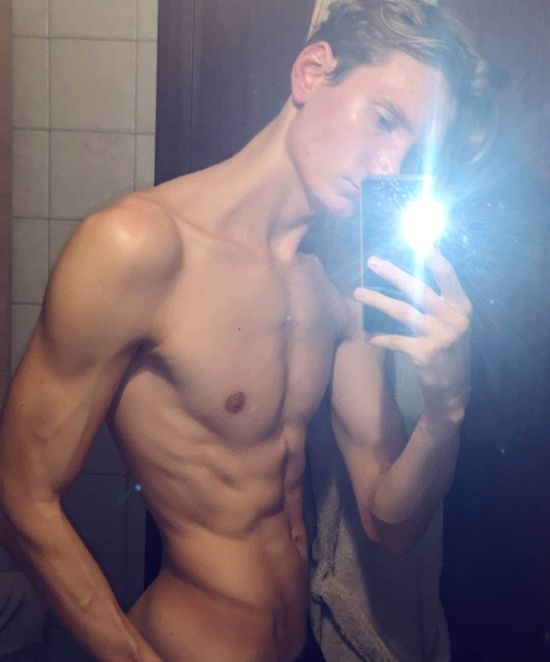 Olick Chinoさんのインスタグラム写真 - (Olick ChinoInstagram)「Caption this👽 . . . . . . . .  #selfie #boysofinstagram #hotguys #hotboys #skinnyboy #nudes #body #abs #chest #biceps #twink #instalike #instaselfie #guys #men #malemuscle #onlyfans #fans #instaboys」1月27日 22時52分 - olick_chino