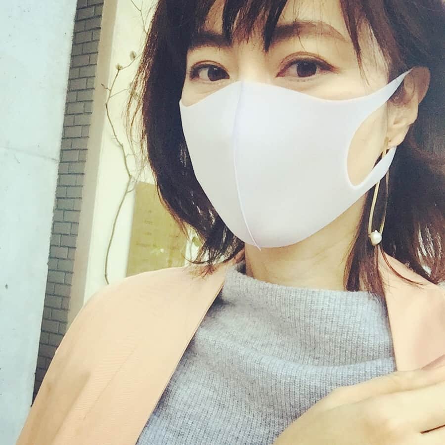 前田ゆかのインスタグラム：「外出時、移動中マスクは必須。 今期最強の#PITTAMASK 使ってます〜 ・  顔半分をしっかりガードしてぴったり密着、息が楽で、そのまま寝ても苦しくなく着けていることを忘れる 軽さ！ メーク前の顔に跡がつかないのも気に入りました。  美ST3月号の特別付録なんです。限定カラー3色セットです❤︎ こちら書店でやーっと見つけました！ 売り切れているところも多いみたいですのでお早目におススメします。  #美ST #ピッタマスク  #使ってみたかったマスク #今月号では娘と一緒に撮影しました！ #親子美容 #良い記念となりました #よろしかったらご覧になってくださいね」