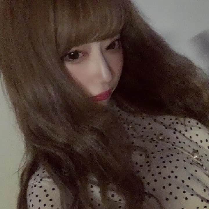 おもてちゃんのインスタグラム：「. ウェ〜ビ〜ヘア〜🌊 今日の髪の毛いい感じだったけどライブ行ったから熱気ですごいことになった」