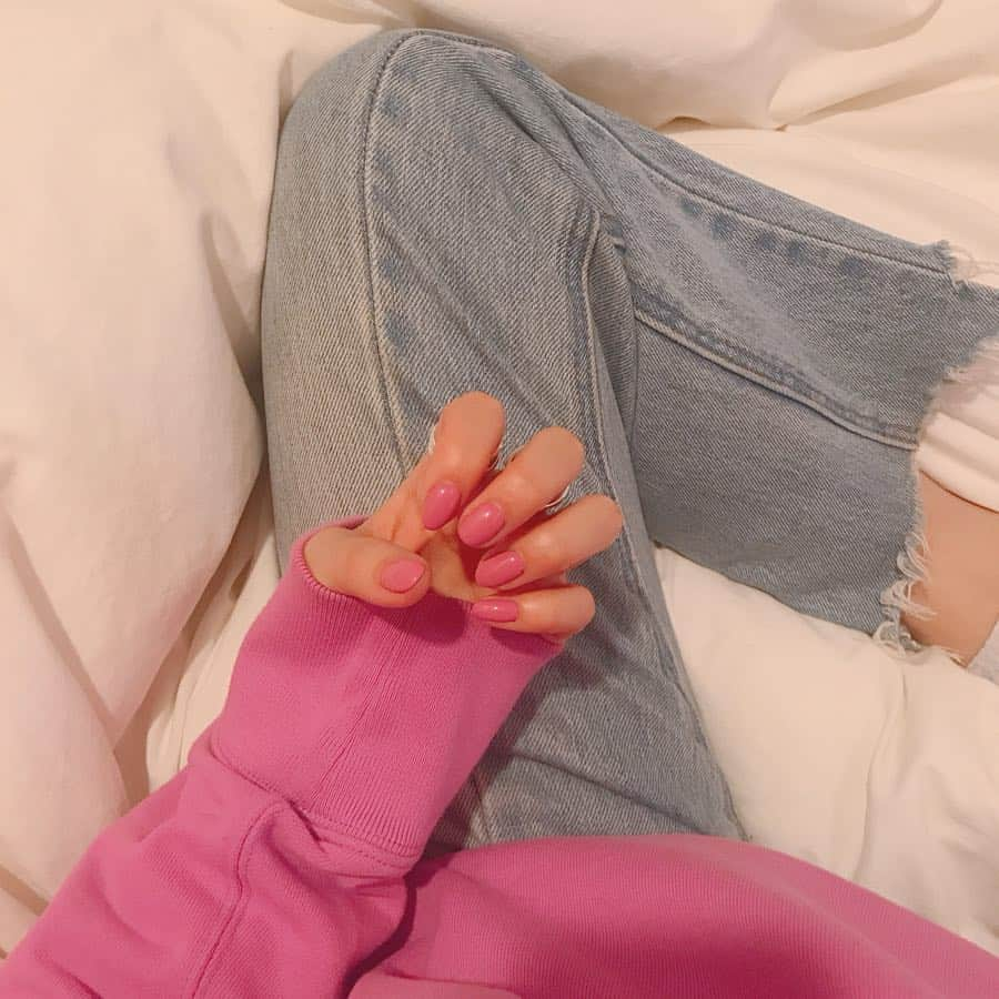 NANAMIさんのインスタグラム写真 - (NANAMIInstagram)「new nail 💗 1ヶ月ぶりに！嬉しい🥺 珍しくピンクのワンカラーなんだけどちょっとした理由があるんだ💕分かる？？（笑） . 本当にパパッと素敵に可愛くしてくれる！！@misamisa0317  さんありがとうございます💗 @homeharajuku  #nail #homeharajuku」1月27日 21時43分 - nanami023