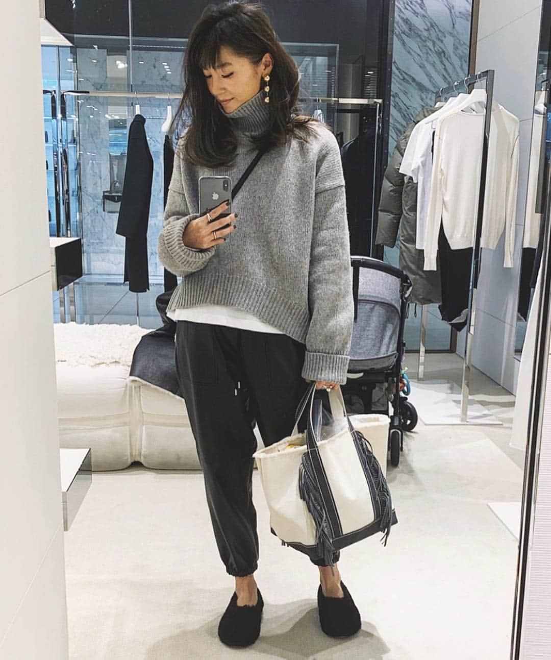 田中彩子さんのインスタグラム写真 - (田中彩子Instagram)「. 今日は臨月のお友達とtea time☕️ 会ってびっくり! アウターが被っていました。笑 ほんと気が合う🖤 BABYの誕生が楽しみで仕方ない👶🏻 . knit/inner... @gypsohila.jpn  pants...#drawer shoes...#celine #oldceline  bag...#ayako .」1月27日 21時54分 - ayako_tanaka_