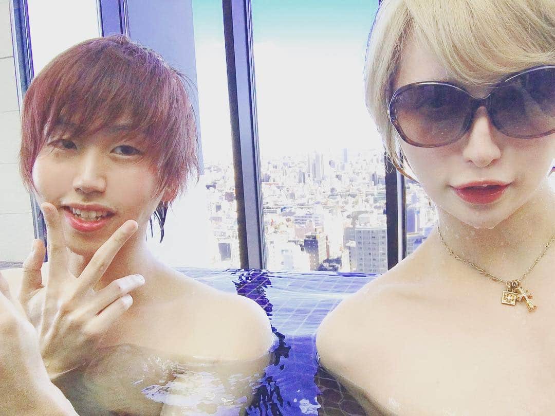 MiA のインスタグラム：「朝からうちでトレーニング！😎🎸」