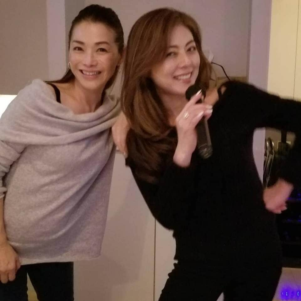 渡辺めぐみさんのインスタグラム写真 - (渡辺めぐみInstagram)「55歳❤️バースデーは、久美ちゃんとカウントダウンでした😄👍😄 最高の55歳の❤️GOGO❤️のお誕生日でした😄👍😄 久しぶりの、二人のバースデー、良い思い出になりました😁⤴️⤴️⤴️ 久美、有り難う😍❤️😍 これからも、お互いに健康第一で、歳を重ねようね😁❤️❤️❤️😄 #誕生日#武田久美子 #ケーキ #親友 #カラオケ#筋トレ#筋トレ女子 #instagramjapan #instagramlike #instagramgood #instagram」1月27日 14時26分 - meguheart