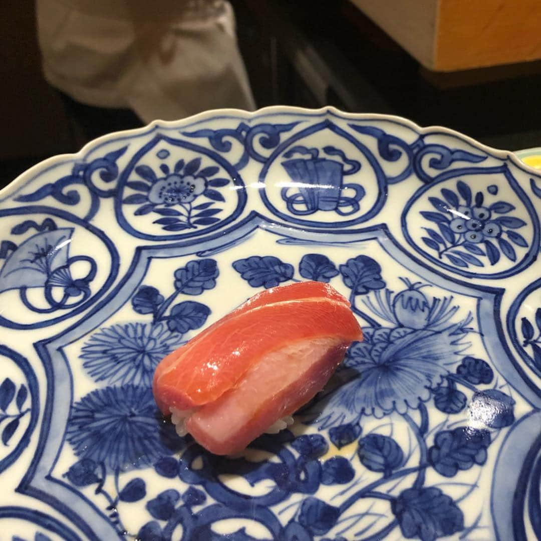 濱野りれさんのインスタグラム写真 - (濱野りれInstagram)「Sushi 'Saito' at Lunch time!! #Reservation ➡︎ - #Taste ➡︎ A＋ Thanks for Sunday opening🥺💓 With Chef Hashiba🌸 . . #rirelog#saito#sushisaito#akasaka #sushi#nigiri#tokyoeats#toptokyorestaurants#tokyogourmet#lovetoeat#eatlover#tabelog#michelinstar#michelinsushi#鮨さいとう#さいとう#赤坂グルメ#六本木グルメ#予約困難#食べログ高評価#食べログ4#お寿司#鮨#グルメ記録#すしすたぐらむ#東京グルメ#ミシュラン三つ星」1月27日 14時35分 - riregram