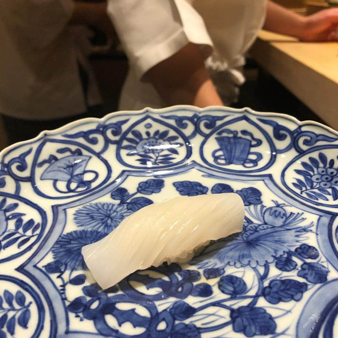 濱野りれさんのインスタグラム写真 - (濱野りれInstagram)「Sushi 'Saito' at Lunch time!! #Reservation ➡︎ - #Taste ➡︎ A＋ Thanks for Sunday opening🥺💓 With Chef Hashiba🌸 . . #rirelog#saito#sushisaito#akasaka #sushi#nigiri#tokyoeats#toptokyorestaurants#tokyogourmet#lovetoeat#eatlover#tabelog#michelinstar#michelinsushi#鮨さいとう#さいとう#赤坂グルメ#六本木グルメ#予約困難#食べログ高評価#食べログ4#お寿司#鮨#グルメ記録#すしすたぐらむ#東京グルメ#ミシュラン三つ星」1月27日 14時35分 - riregram