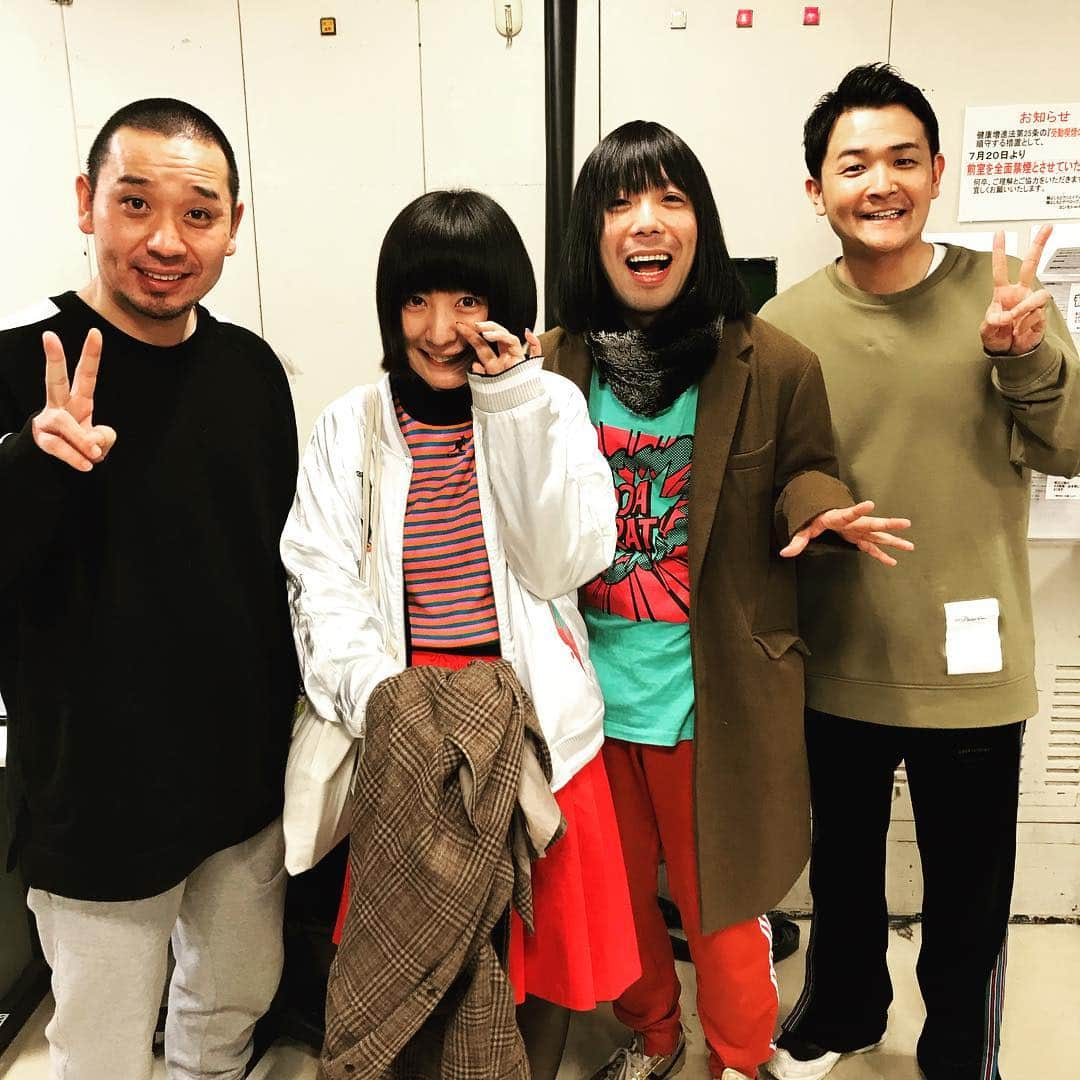 ノブ さんのインスタグラム写真 - (ノブ Instagram)「千鳥のトークライブを天才ミュージシャンが観に来てくれました！「ニガミ17才」さん。 #聴いてください #思ってるより5倍クセ #YouTubeでも観れるよ #岩下さんvo #あくびちゃんkey」1月27日 14時45分 - noboomanzaishi