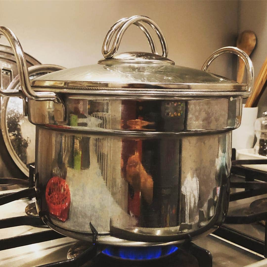 中岡由佳さんのインスタグラム写真 - (中岡由佳Instagram)「グリンピースを買いました。米2合、水1.5カップ、酒大さじ2、薄口醤油大さじ2、利尻昆布で豆と一緒にお鍋で炊きます。強火にかけて沸騰したら弱火で13分。湯気からいい香りがしてきます。10分蒸らして出来上がり！この火加減と時間がほんのりお焦げができて美味しい。軽く混ぜて大好きなお櫃に入れて余計な水分を取ります。今夜は豆ごはん。 #cooking #greenpeas #rice #japanese」1月27日 15時20分 - yuka_nakaoka