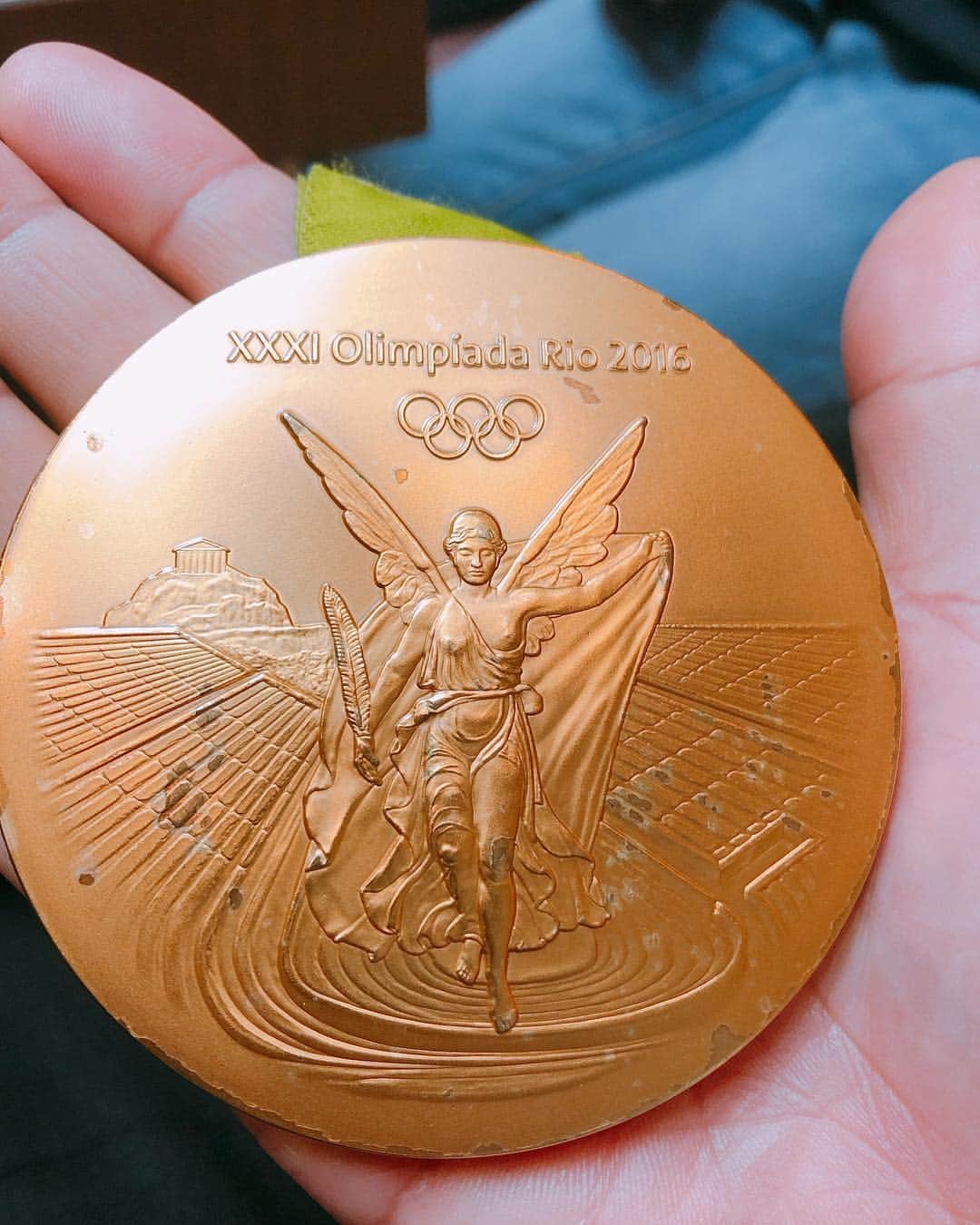 そうすけのインスタグラム：「・ ブラジルのリオオリンピックの本物金メダル  初めて生で見た〜 重い〜  この日、田中選手たまたまメダルを持っていたから見せてもらった  感謝！  #オリンピック #ブラジルリオデジャネイロ #金メダル #500gあるらしい #男子体操団体 #田中佑典選手 #佐藤匠選手 #東京オリンピックでも金を #爆笑問題田中さんも金◯◯を取った #そうすけ #このおじいちゃんは何で金メダル獲れるかな #イースラーのモノマネを一番多くやっている金メダル」
