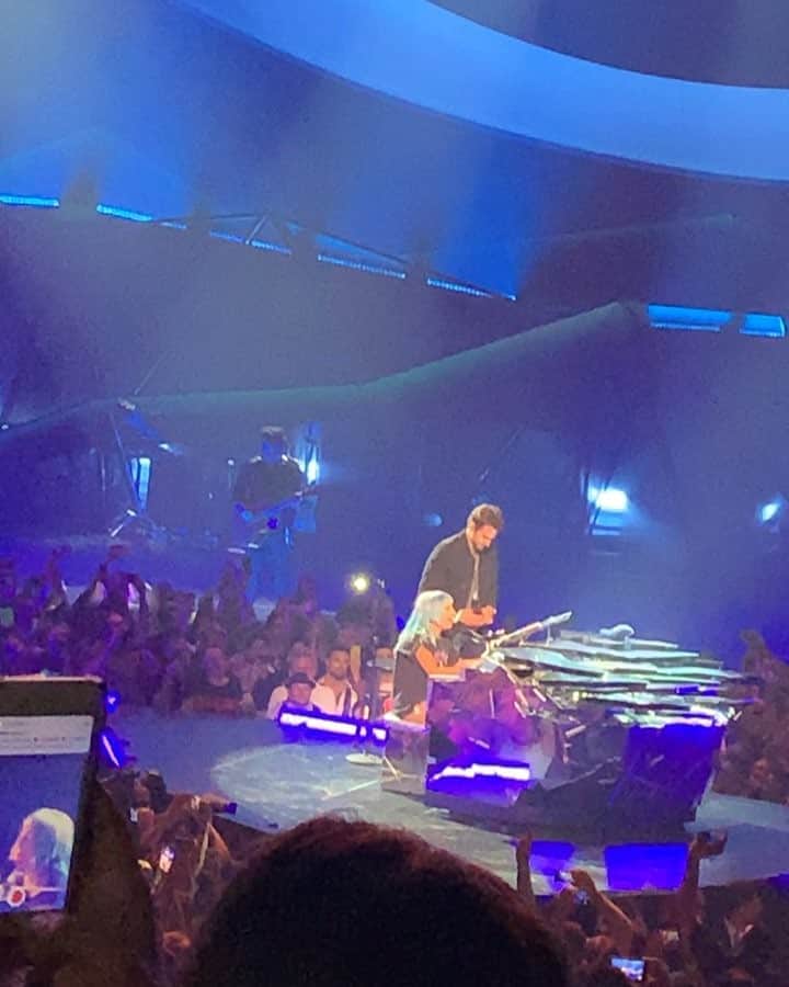 エリザ・ドゥシュクのインスタグラム：「Aww. #LadyGaga had special guest #BradleyCooper up in #Vegas tonight ✨🎹👏🖤」