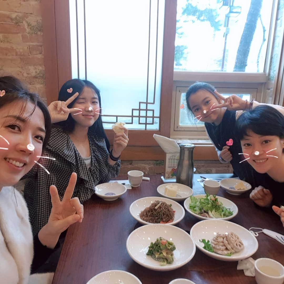 イ・レさんのインスタグラム写真 - (イ・レInstagram)「콘서트 가기 전 점심&저녁 식사.🥘🥗🍜🍛이런 저런 대화를 나누며 대기중!! 소원이 삼촌이 만든 화투!! 너무 예쁘다.」1月27日 15時51分 - leere0312