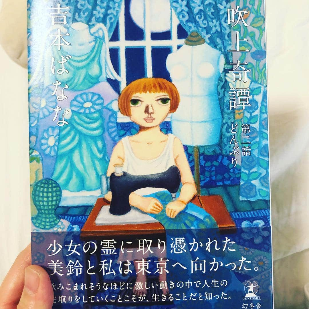 蒼山幸子さんのインスタグラム写真 - (蒼山幸子Instagram)「先日、妹と 金沢へ行きました。💐 何億万年ぶりかくらいに 21世紀美術館に 行きましたが素敵でした。 初めて行ったのは5の ツアーの頃だったような。 全てがおしゃれだったので 窓の外で 雨になり雪になる 静かに目まぐるしい天気を 眺める時間さえ豊かで はっとしてしまった。 東京もここ数日寒いですね。⛄️ 人に会ったりじっとしたり、 飲みに行ったり映画を見たり。 それぞれの暖の取り方で あったかく過ごしてくださいね。 わたしはばななさんの新刊を ちょびっとずつ読みながら 楽しく心に明かりを灯して 進む毎日です。」1月27日 16時34分 - sachiko_aoyama