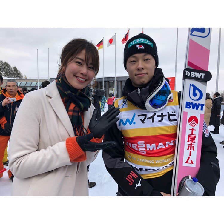のインスタグラム：「今日は日本テレビ系列でFISジャンプワールドカップ2019札幌大会スポーツ の副音声とYouTubeに出演させていただきました😊はじめて会場でみる大迫力のジャンプは圧倒されました🙏私はルールもろくに知らなく荻原さんに丁寧に教えてもらって大体把握することができましたが、知れば知るほど楽しくそれでいて美しいスポーツだと感じました👀！！！！皆さんもさらに注目してみてください😊 今回三位に入賞した小林陵侑選手と写真を撮っていただきました🙏🙏🙏なんと現在W杯ランキング1位！！！総合優勝争いしている選手です！これからますますのご活躍期待しています！！！ #小林陵侑 選手 #同じ1996年生まれ 👀 #スキージャンプ #FISジャンプワールドカップ2019札幌大会スポーツ  #楽しかった 😊 #2枚目の写真は荻原次晴 さんと😍 衣装は coat  #slobeiena knit  #resyuryu pants  #resyuryu boots  #thenorthface gloves  #resyuryu でした！」