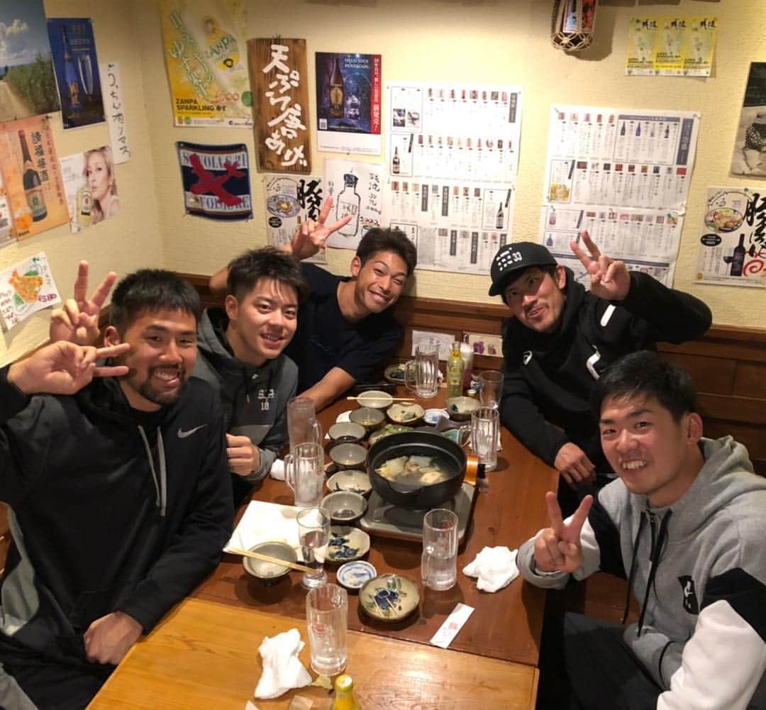 鈴木翔太のインスタグラム：「沖縄で同期の先輩たちと食事して来ました めちゃくちゃ笑って腹が痛いわ〜😂 最高の同期です😁  早く治して今年、先輩たちと1軍でプレーできるように頑張ります💪💪 #祖父江大輔#又吉克樹#桂衣央利#阿知羅拓馬#鈴木翔太」