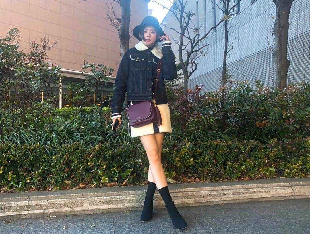 朝比奈彩さんのインスタグラム写真 - (朝比奈彩Instagram)「. . 今日の私服♡ 久しぶりにスカートのコーディネートをしました＾＾ . イベントでVRを体験しました！ 川下りをしたのですが、 凄いリアルでとても楽しかったです(^ ^) かなり叫びまくってました！笑😂 あーーー。楽しかったーー(^ ^)♡♡ . . @tommyhilfiger  @michaelkors @ca4la_official @roxy @roxyjapan  #harmonypromotion #sports #roxy  #ootd #outfit #fashion #code #codenate #bag  #model #natural #shooting  #VR #イベント #楽しかった」1月27日 22時54分 - asahina_aya