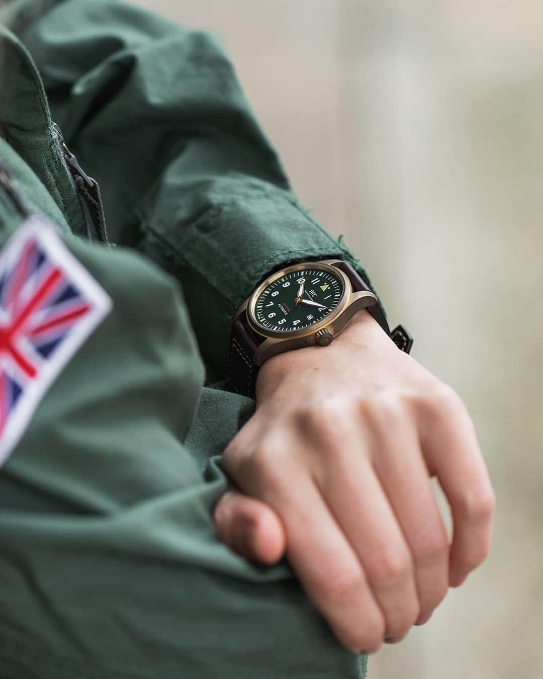 IWCさんのインスタグラム写真 - (IWCInstagram)「Bronze is the new gold standard. Our Pilot's Watch Automatic Spitfire (Ref. IW326802) features a dazzling bronze case, olive green dial and stylish brown calfskin. #IWCSIHH #SILVERSPITFIRE #IWCSPITFIRE」1月27日 23時02分 - iwcwatches