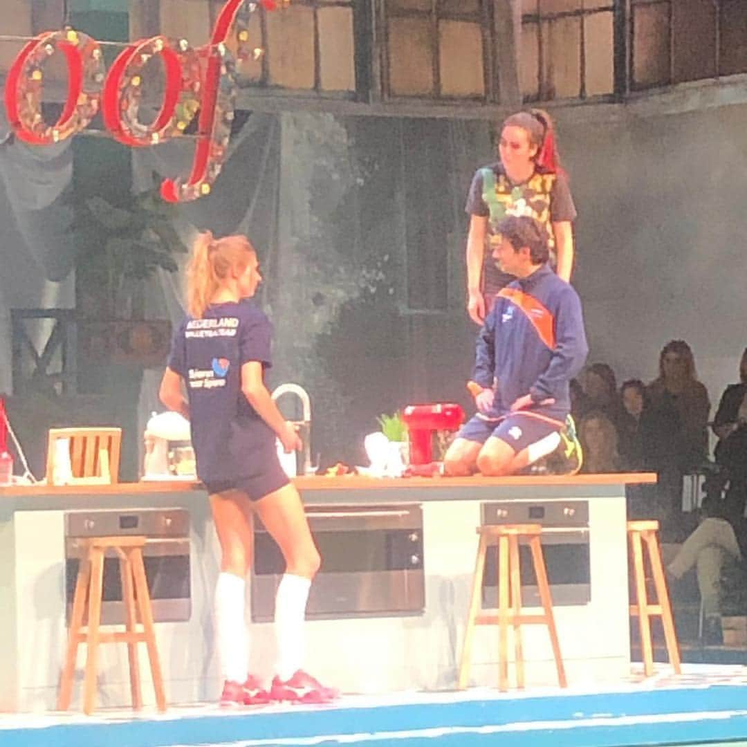 マノン・フリールさんのインスタグラム写真 - (マノン・フリールInstagram)「Zoooo leuk om mee te mogen spelen in @soofdemusical Vanmiddag nog een show in Enschede en dan op naar Den Haag, Doetinchem en Zwolle #knietjesuitdeoudedoosgehaald #castistegek #Spierenvoorspieren」1月27日 17時38分 - manonflier