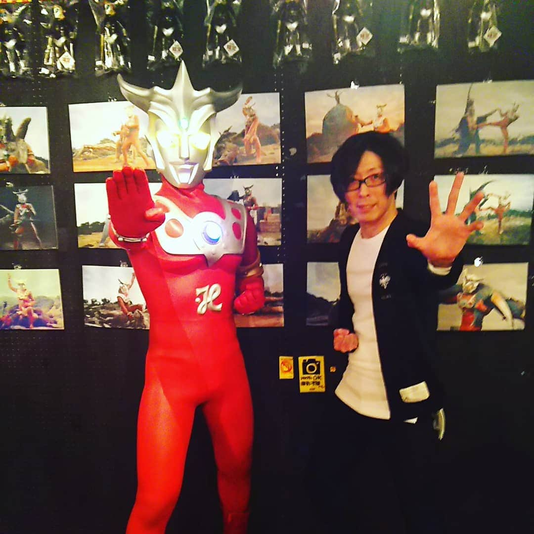 出口博之のインスタグラム：「#ウルトラマンレオ #ウルトラマンレオ展 #宇宙にきらめく #エメラルド #この場合ポーズは #ウルトラダブルフラッシャーが正解 #反省するウルトラマン芸人氏 #墓場の画廊」