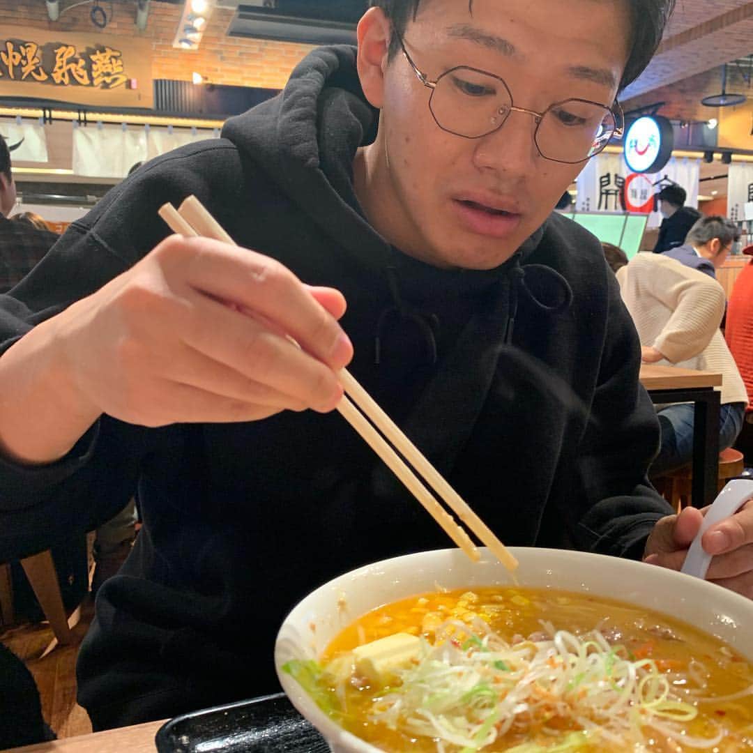 昴生さんのインスタグラム写真 - (昴生Instagram)「北海道！！ #ジンギス談 #の収録で行ってきました！ #放送は #2月中旬！ #北海道の人見てね！ #せっかくなので #空港で #ラーメン食べました！ #けやき #味噌バターコーンラーメン #うますぎた！ #スープ全部飲めちゃう感じ！ #お寿司も食べたかったけど #並んでたので断念！ #今から帰ります！ #飛行機の離陸と同時に寝るのが最高に気持ちいいです！ #行きは失敗しました！ #帰りは成功しますように！ #滞在時間3時間 #北海道ありがとう！ #帰るぜ大阪！  #LINE家計簿バトル #LINE家計簿 #PR」1月27日 17時51分 - mikikousei