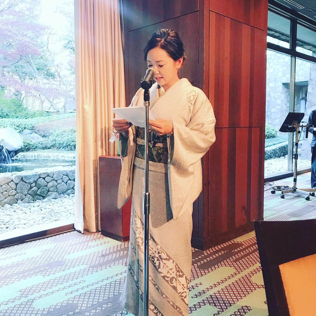 青山加織さんのインスタグラム写真 - (青山加織Instagram)「☆ Happywedding 今日は私のマネージャーのあずさんとたけさんの結婚式でした 新郎も新婦もマネージャー💕 なんともいえない幸せな気持ちでした😚💖 産まれて初めてのお祝いスピーチもさせて頂き途中感極まってしまいました😂  同じ事務所の皆も沢山で知り合いばかりの凄くアットホームな宴でした  あずさんたけさん末永くお幸せに💕💕💕 #結婚式 #wedding #幸せのお裾分け #ママのお着物」1月27日 18時39分 - kaoriaoyama_official