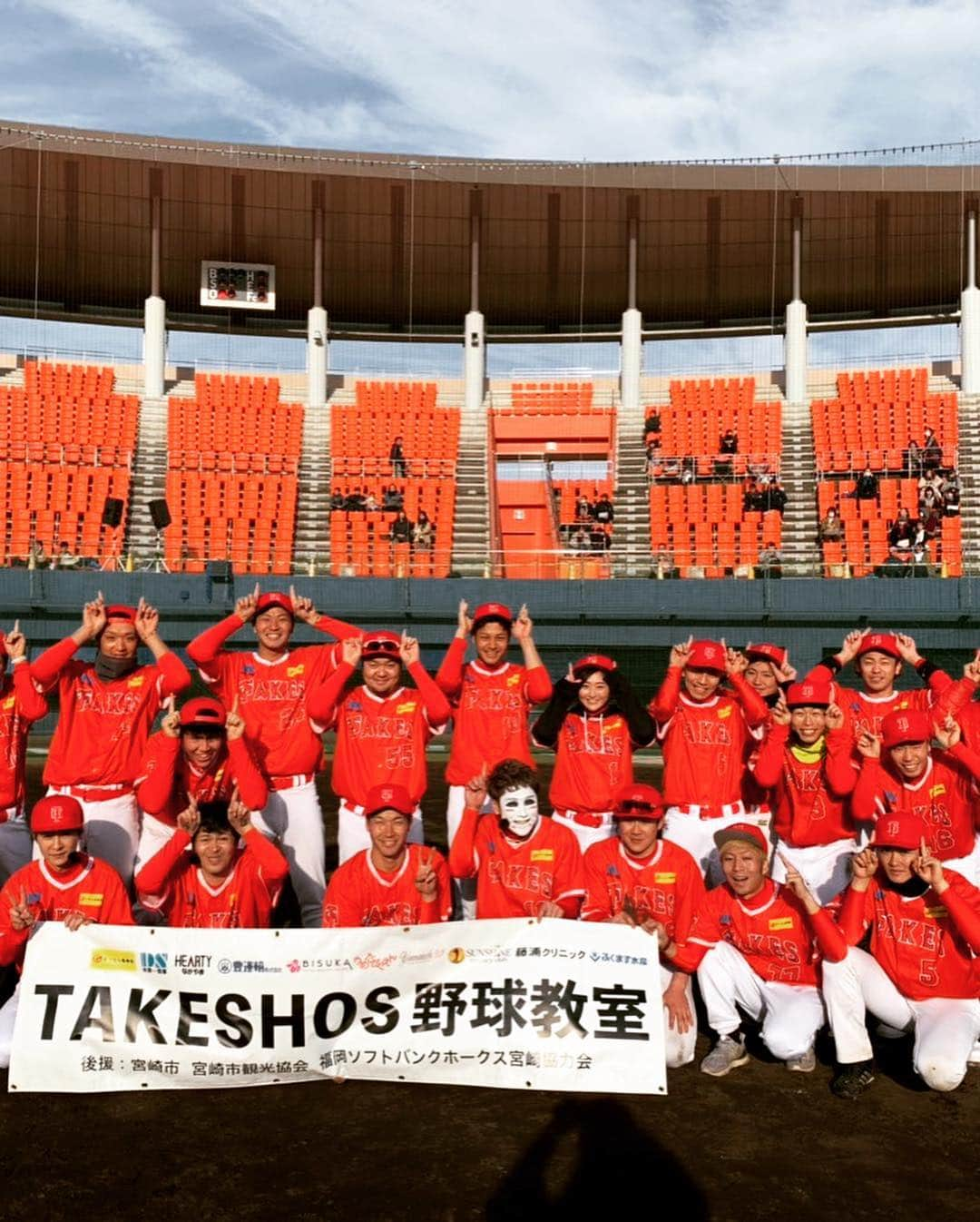 ケムナ誠さんのインスタグラム写真 - (ケムナ誠Instagram)「先日の事ですがTAKESHOSに初めて参加させていただきました！ 野球教室もふれ合い試合もとっても楽しむことができました！ 僕も少年野球の時にプロ野球選手と交流する機会があり 夢を与えてもらいました！ 少しでも喜んでいただけたでしょうか？ 今年はプレーの方でも喜んでいただけるよう頑張ります！ #武田翔太 #樽美酒研二  #流れ星 #写真 #盛れすぎ」1月27日 18時40分 - mak.em