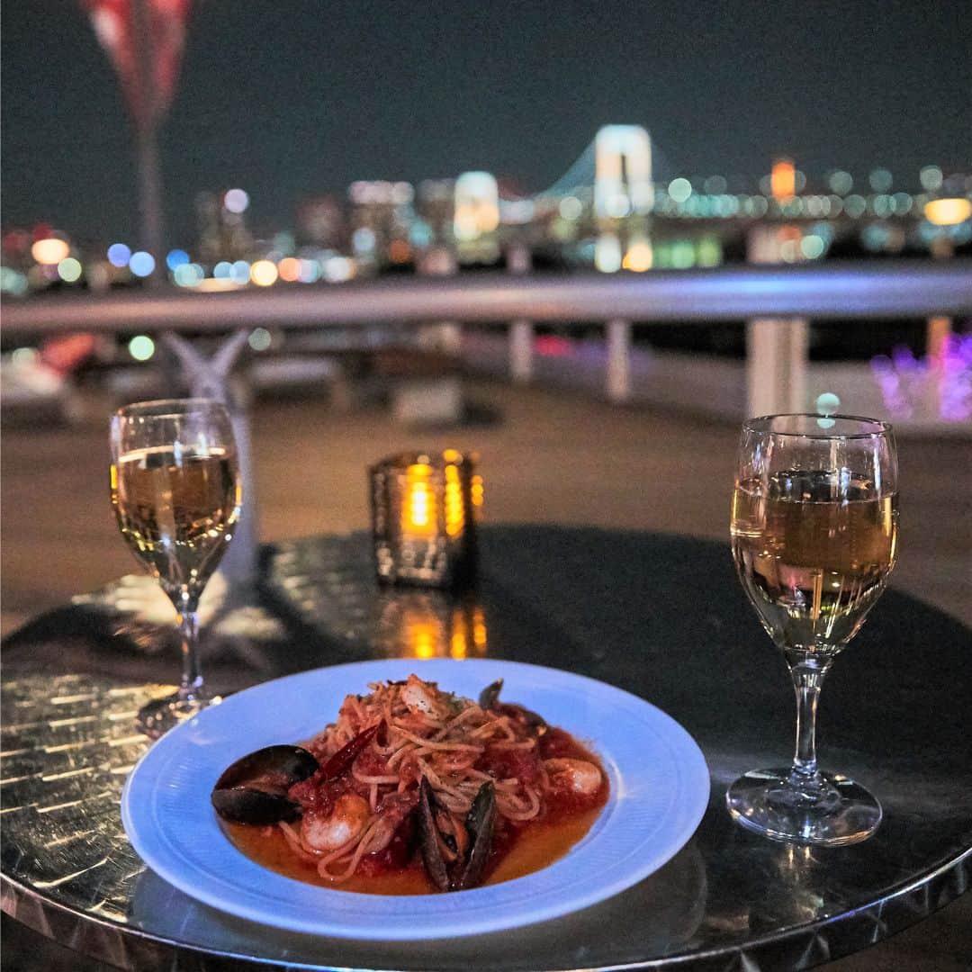 デックス東京ビーチ公式Instagramのインスタグラム：「デックスのANCHORSでは、ベイエリアを一望しながら食事を楽しめます🌃✨ . 昼と夜に全く違う景色を楽しめるのもデックスのレストラン・カフェの魅力の１つ。 . パスタとワインでおしゃれな夜をお過ごしください…🥂 . ＊レストラン情報＊ シーサイドモール 3F ANCHORS（アンカーズ） . #お台場 #デックス東京ビーチ #デックス #japan #tokyo #odaiba #deckstokyobeach #decks #お買い物 #ショッピング #ショッピングモール #お台場デート #東京夜景 #夜景 #イルミネーション #ライトアップ #レインボーブリッジ #ワイン好き #お台場海浜公園 #洋食レストラン #アンカーズ #ANCHORS #夜景レストラン #お台場レストラン #パスタ #ペスカトーレ #トマトソース #パスタ好き #東京グルメ #グルメ」